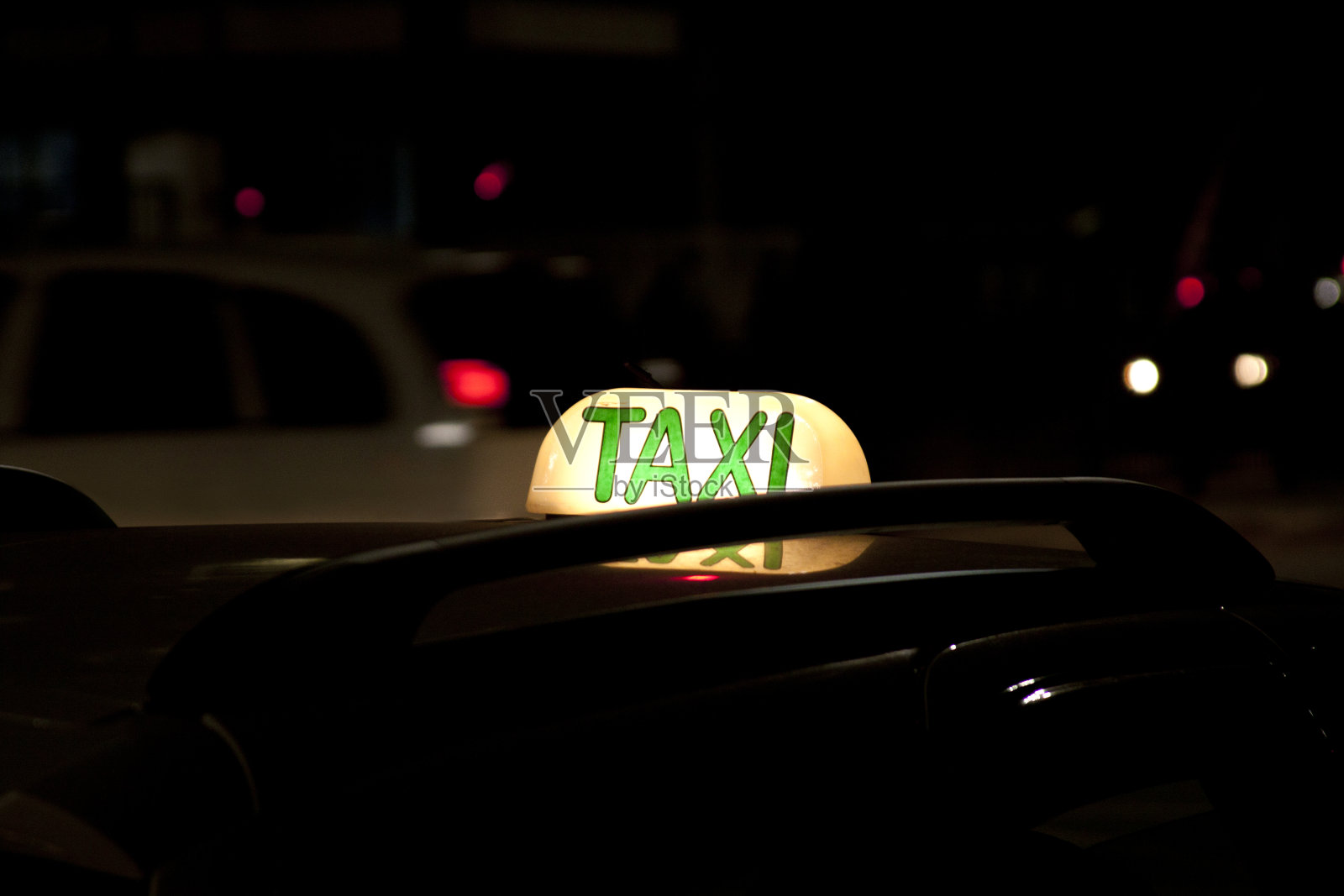 晚上保利斯塔大道上的出租车灯。照片摄影图片
