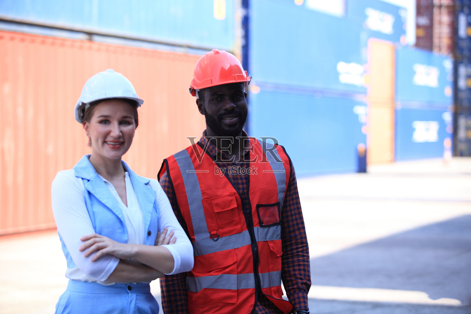 非裔美国人,黑人工程师和女商人,他们在物流运输,进出口或航运业的集装箱堆场工作照片摄影图片