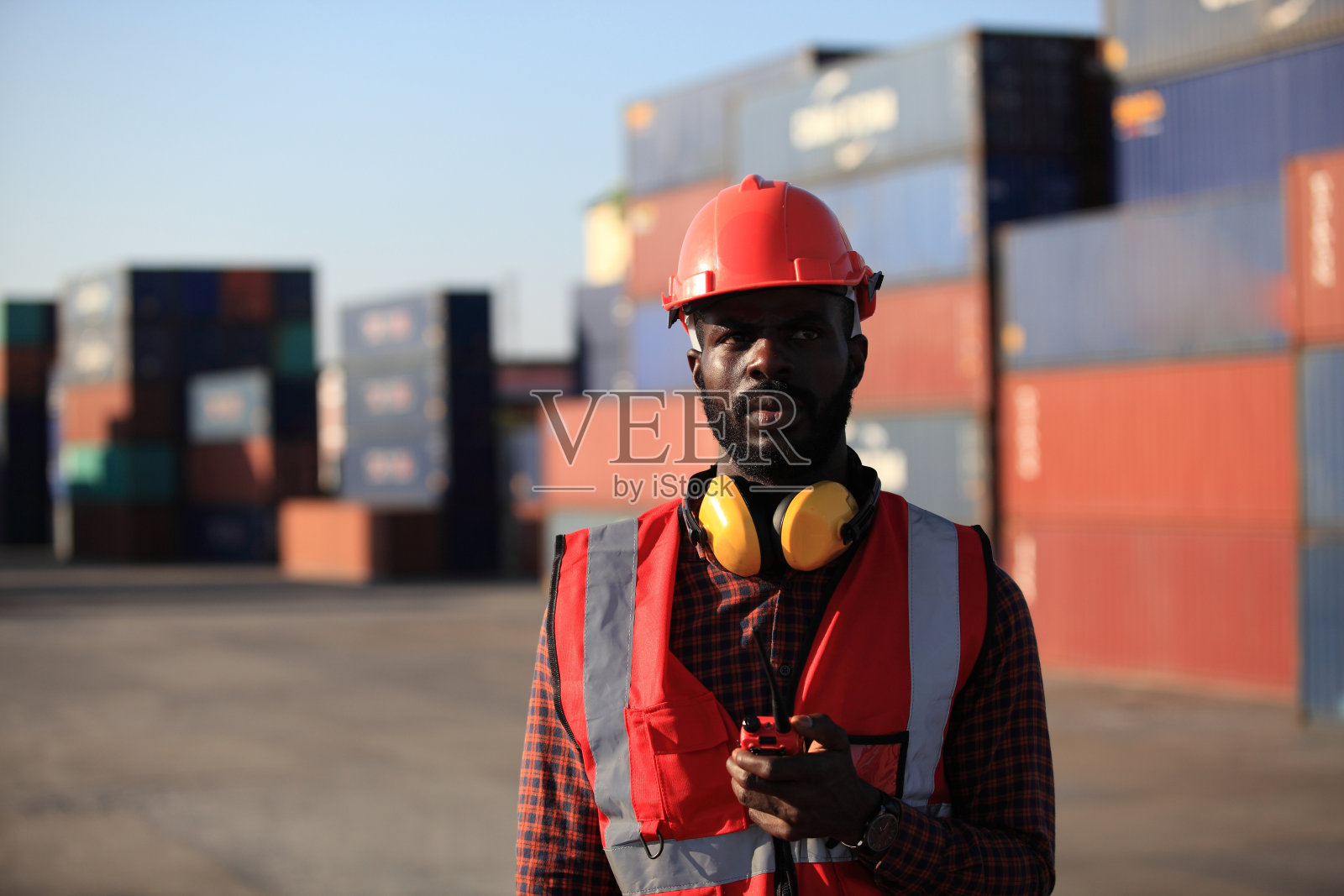 非裔美国人英俊的黑人工程师,他在物流运输进出口或航运业的集装箱堆场领域工作照片摄影图片