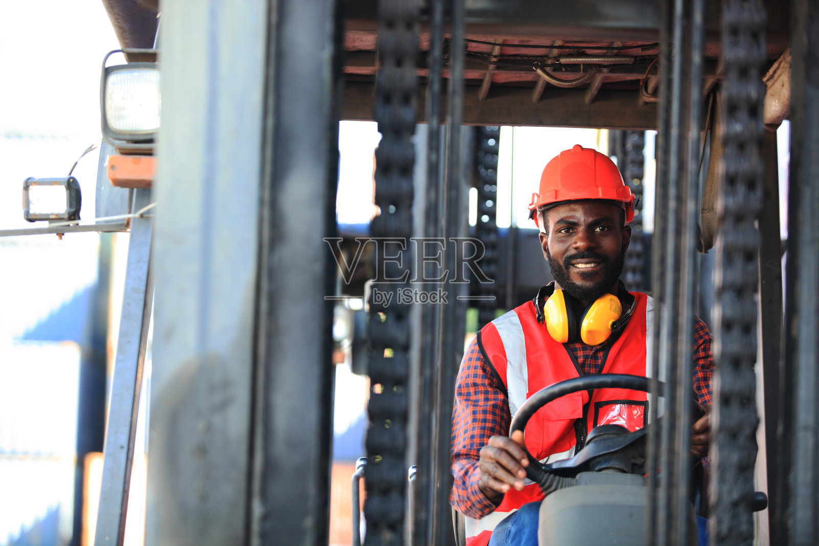 一个非裔美国人英俊的黑人工程师,他正在物流运输进出口或航运业的集装箱堆场工作照片摄影图片