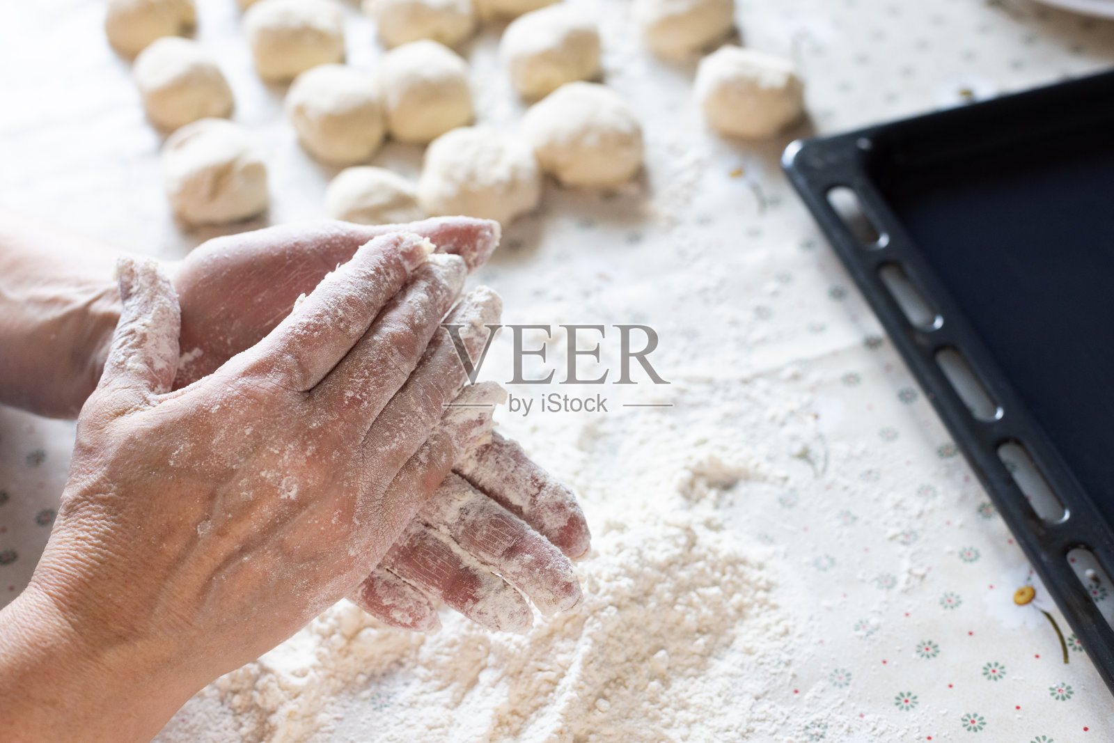 女性的手在面粉里。家庭烘焙。照片摄影图片
