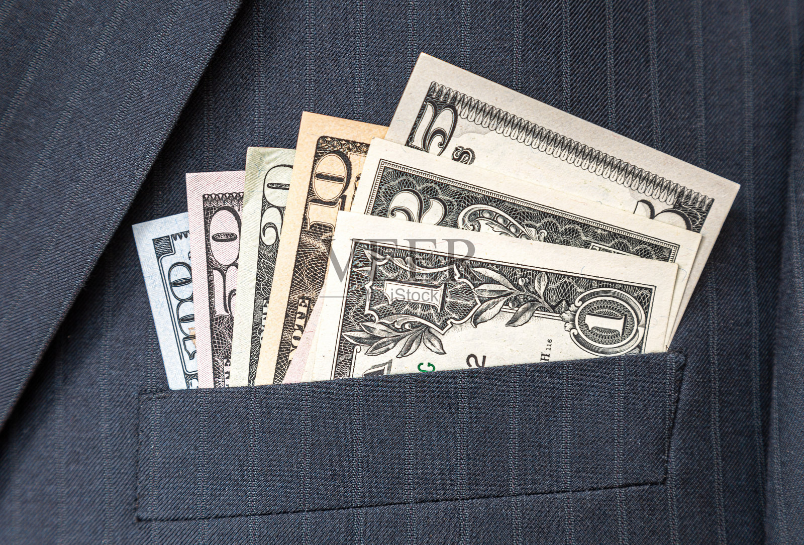 各种美元钞票在商人西装口袋照片摄影图片