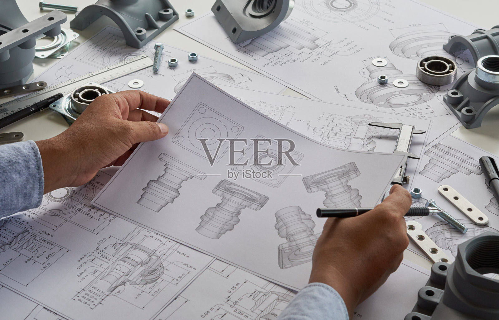 工程师设计机械零件图纸照片摄影图片