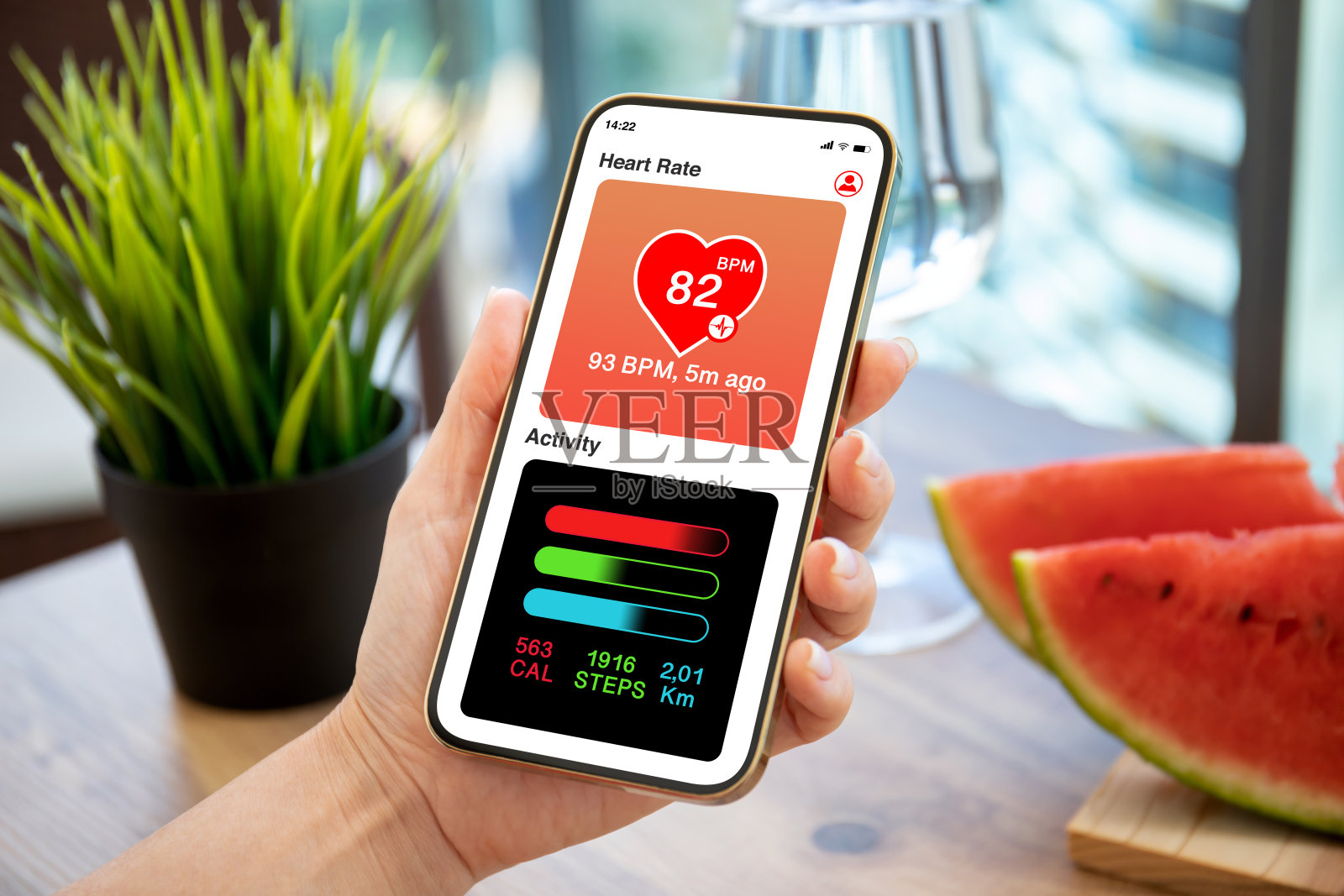 女性手握金色手机,用app心和活动照片摄影图片