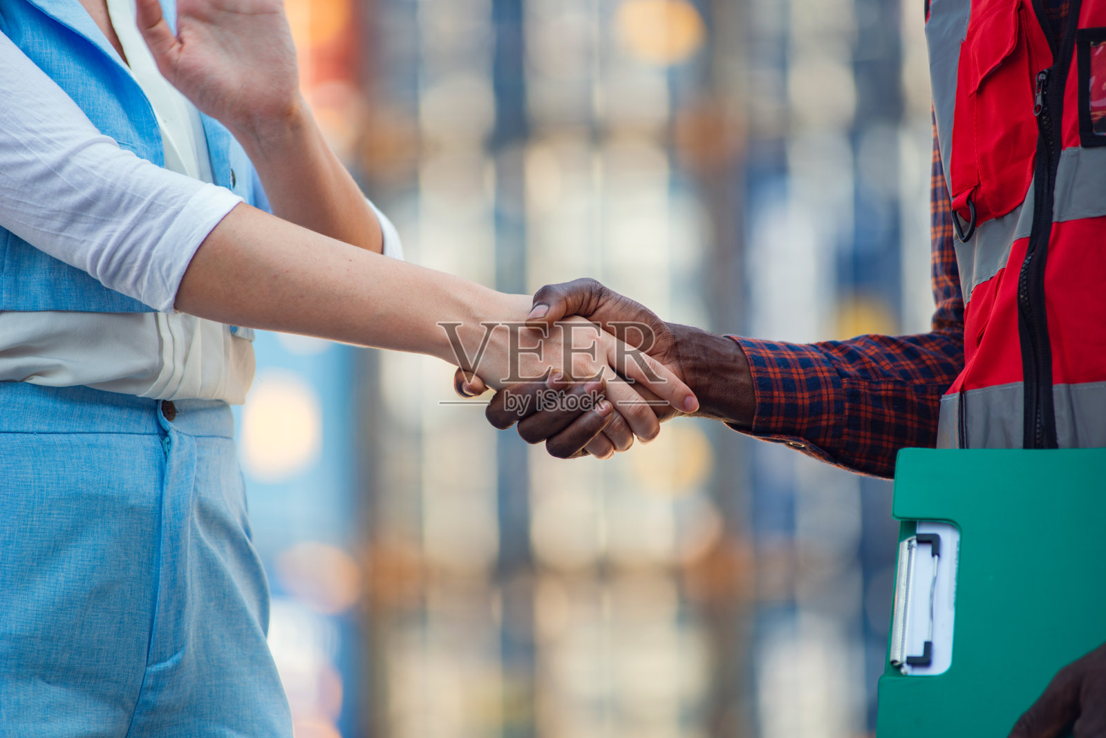 经理向工头打招呼。握手照片摄影图片