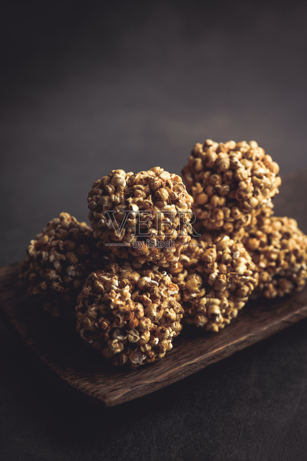 自制的甜爆米花糖果球照片摄影图片