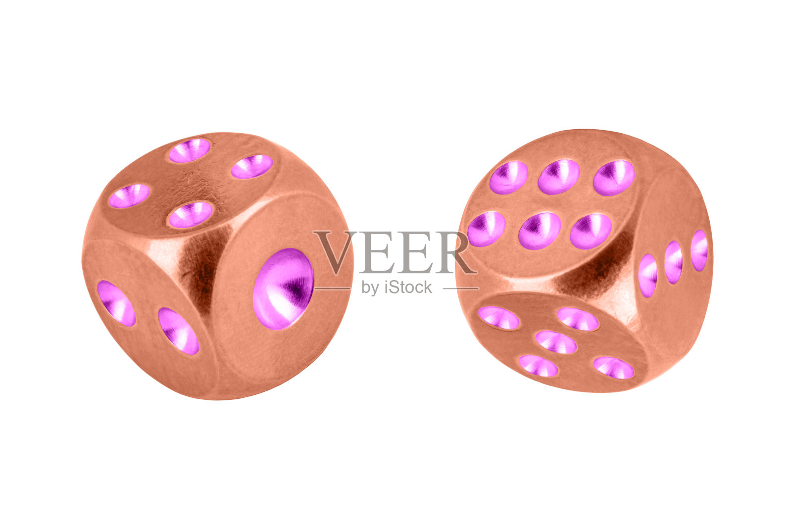 两个金属骰子在空中没有阴影,孤立在一个白色的背景。颜色是平静的珊瑚色和天鹅绒紫色。照片摄影图片