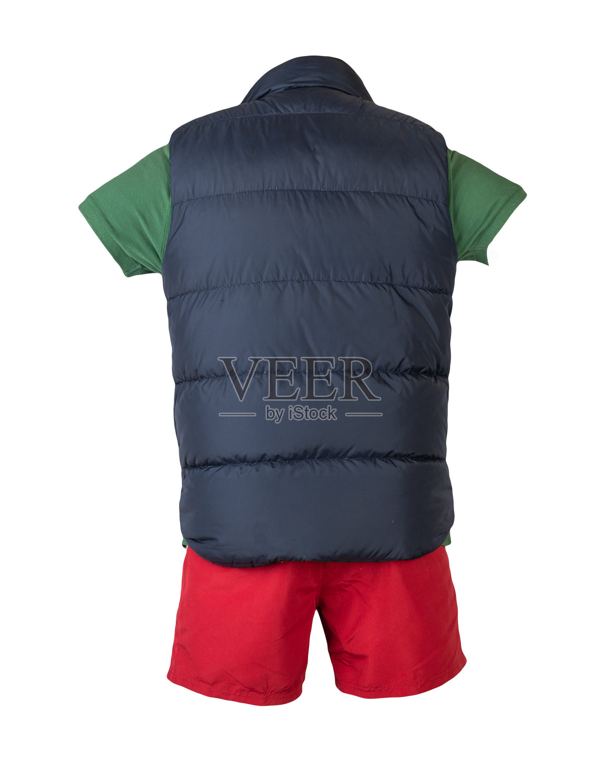 深蓝色无袖夹克,带扣领t恤,运动短裤,白色背景。适合凉爽天气穿的衣服照片摄影图片