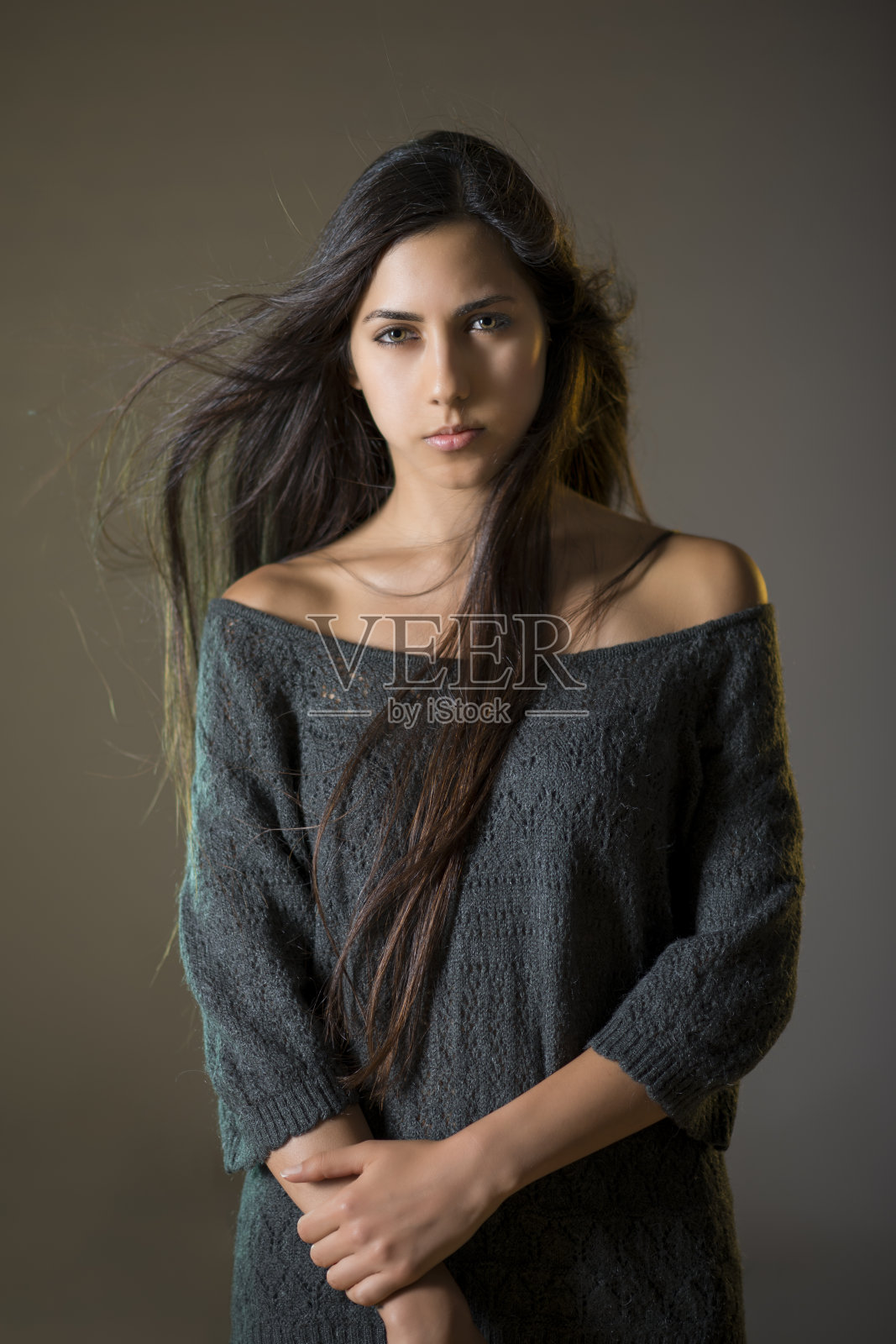 表情严肃的年轻漂亮女孩照片摄影图片