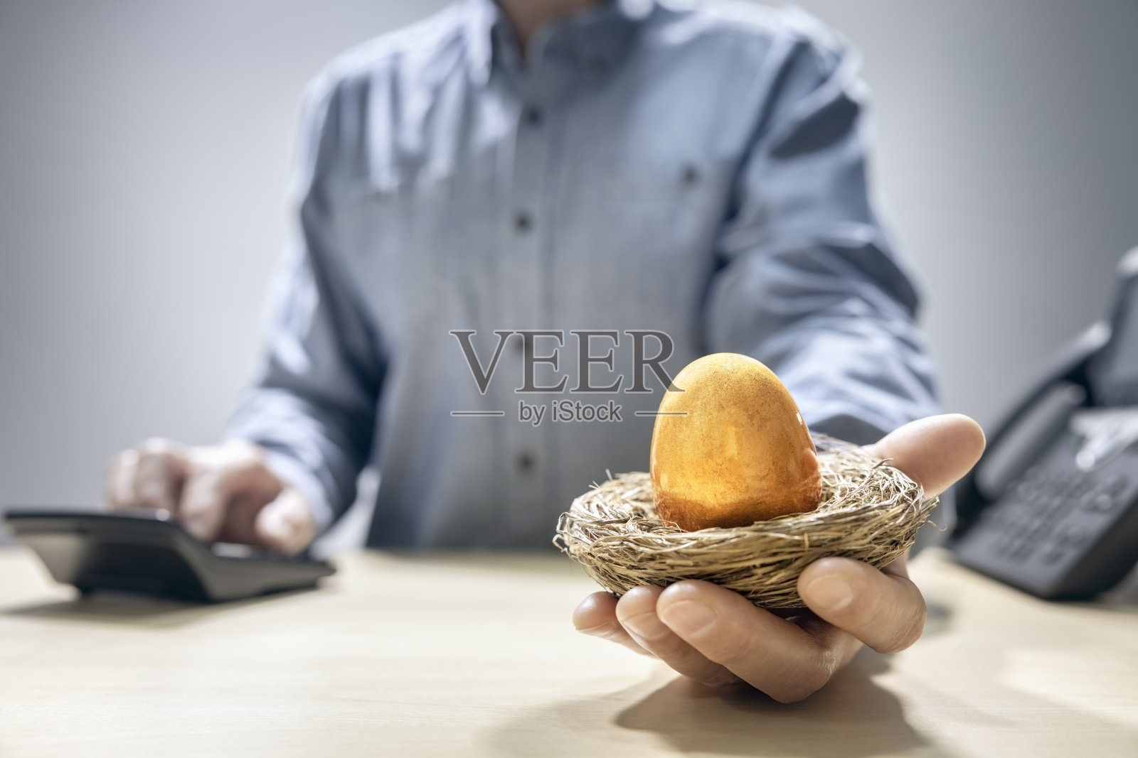 退休储蓄金在男人的手中照片摄影图片