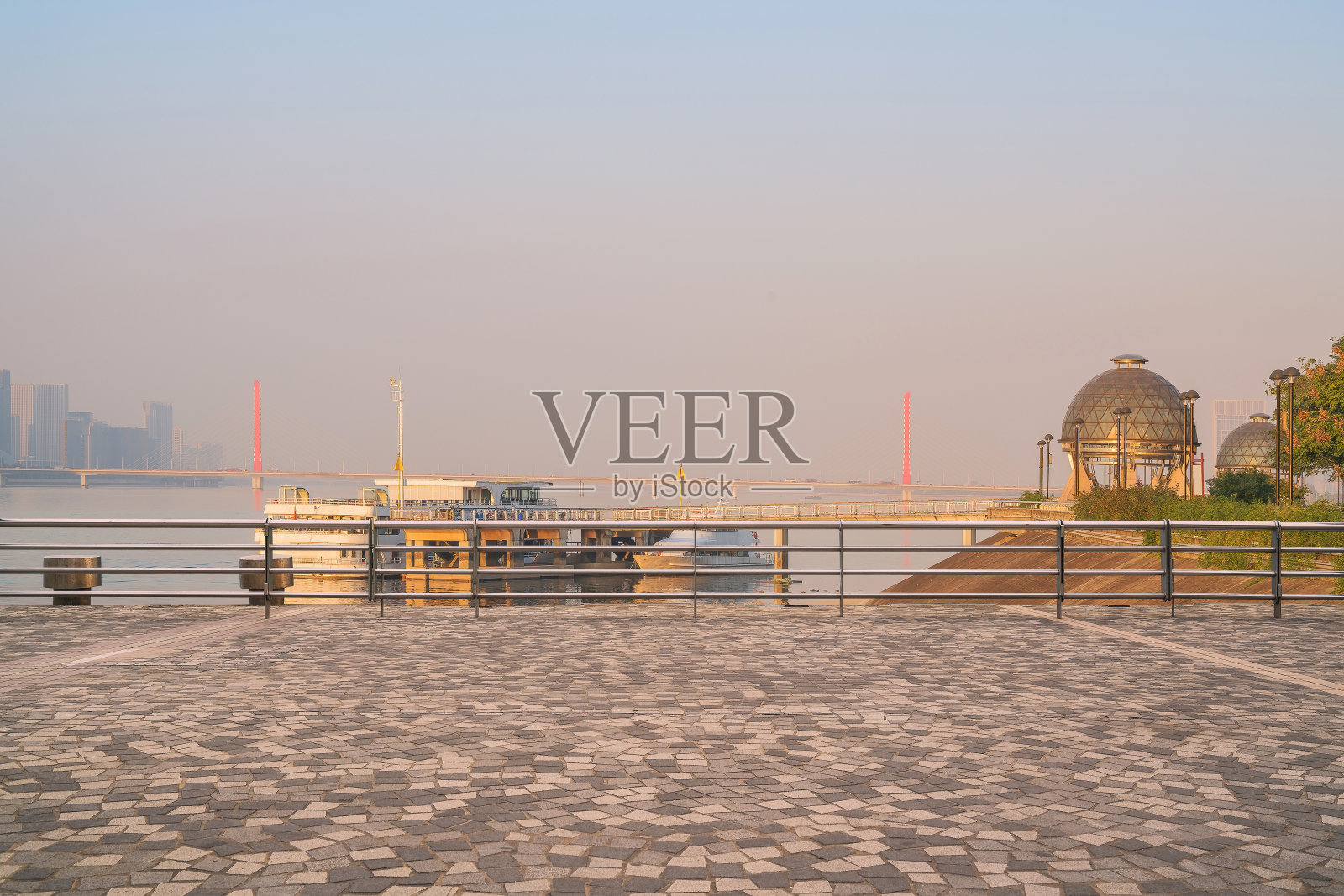 中国浙江省杭州市现代城市建筑和市民广场的天际线照片摄影图片