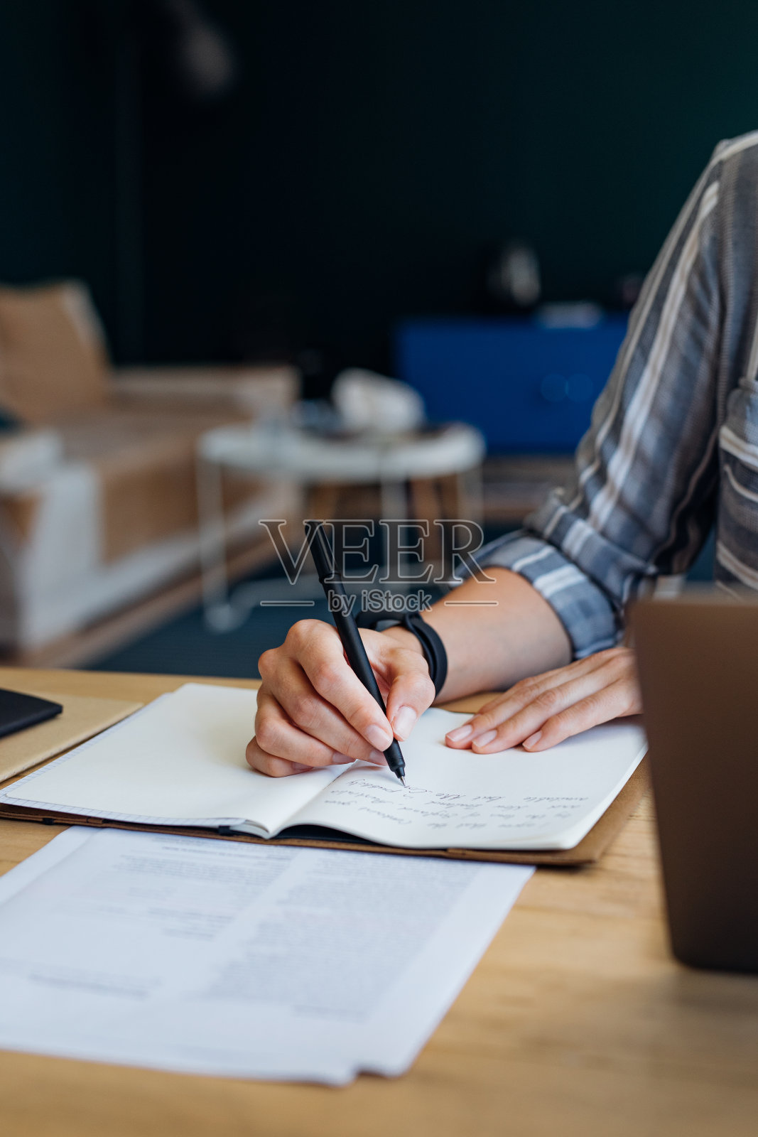 匿名女子在笔记本上写笔记照片摄影图片