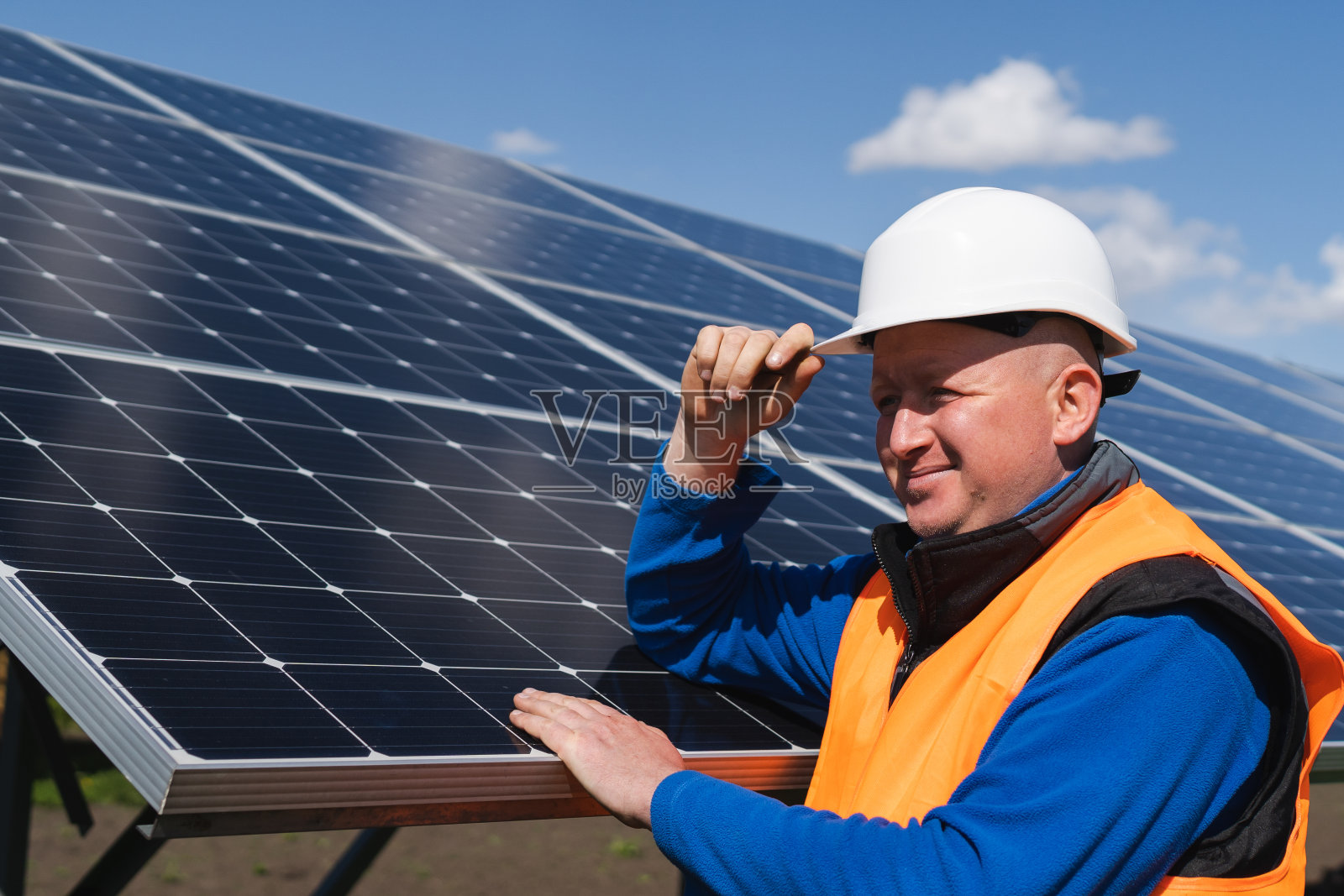 太阳能农场工人靠在面板上照片摄影图片
