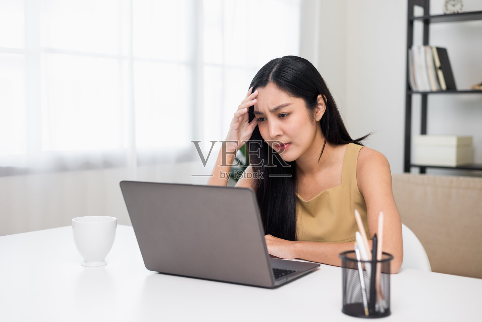 这女孩对工作感到厌烦。工作没有完成,工作没有按时交付,她感到很紧张。不想工作照片摄影图片