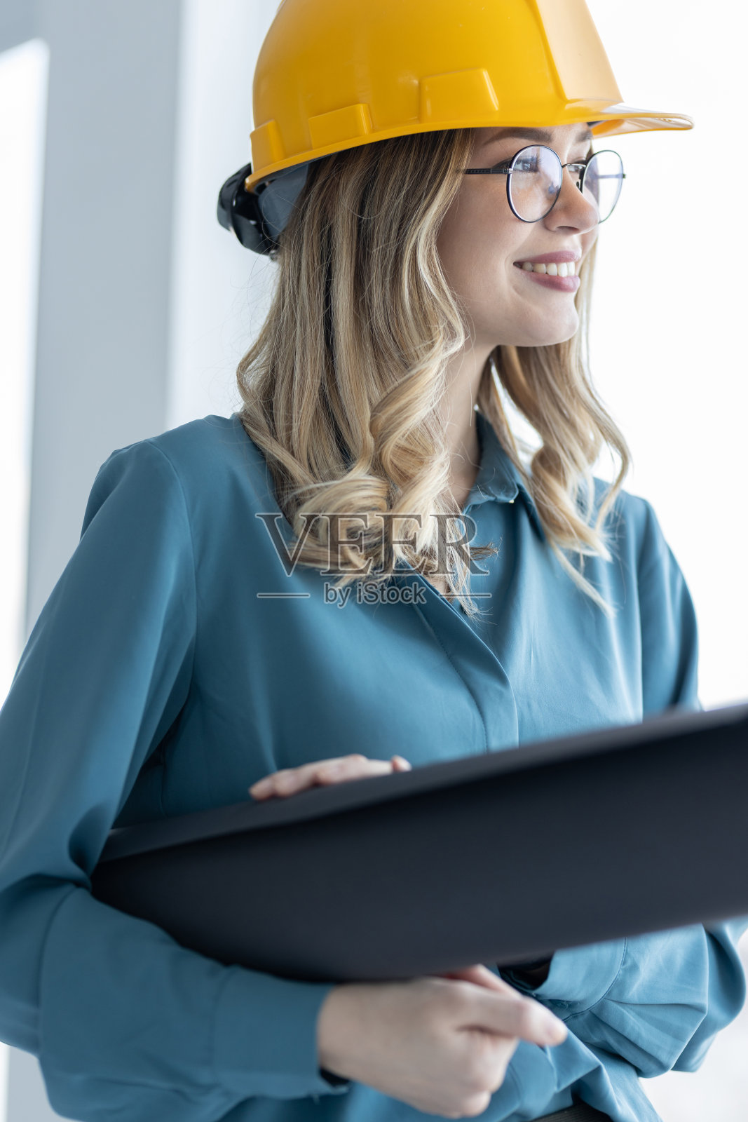 在职年轻建筑师照片摄影图片