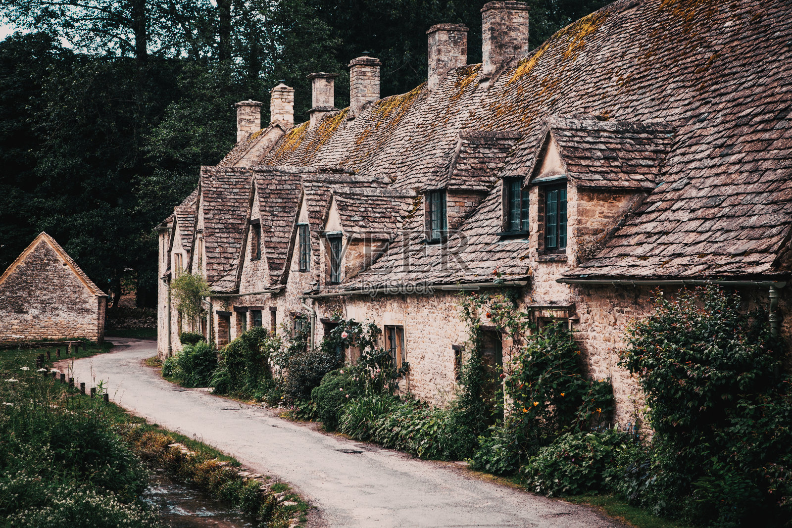 英国传统科茨沃尔德村舍。Bibury是英国格洛斯特郡的一个乡村和民间教区。照片摄影图片