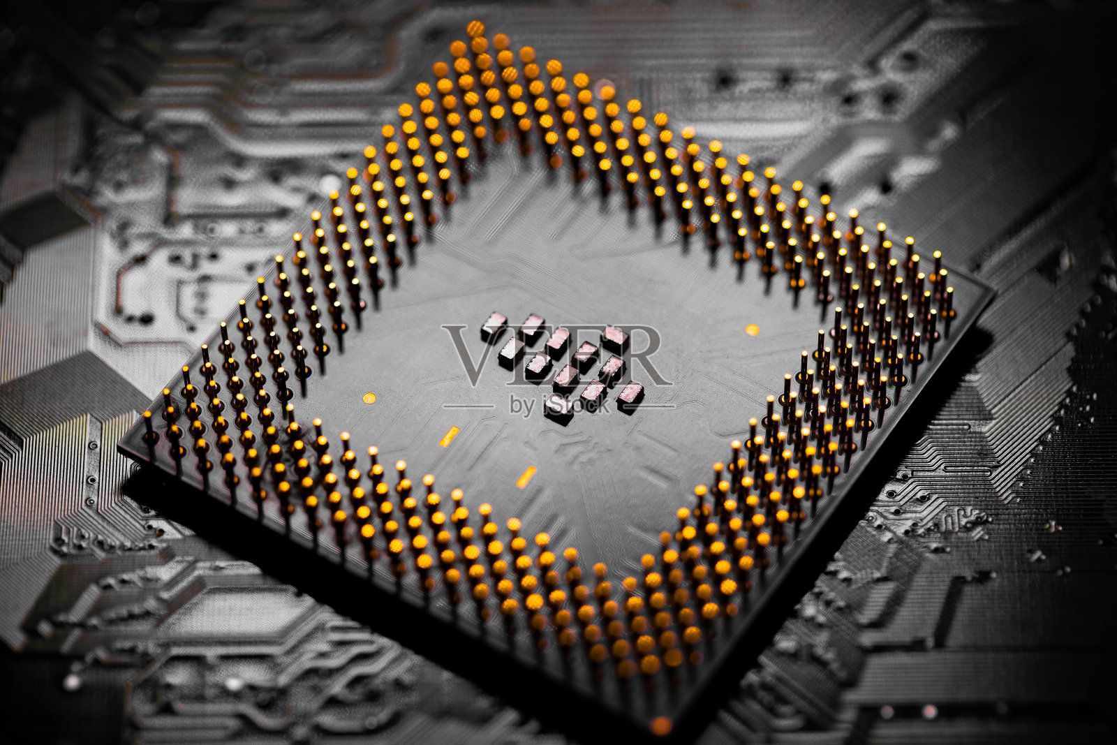 闭合微芯片和引脚上的主CPU PC处理器电路板照片摄影图片