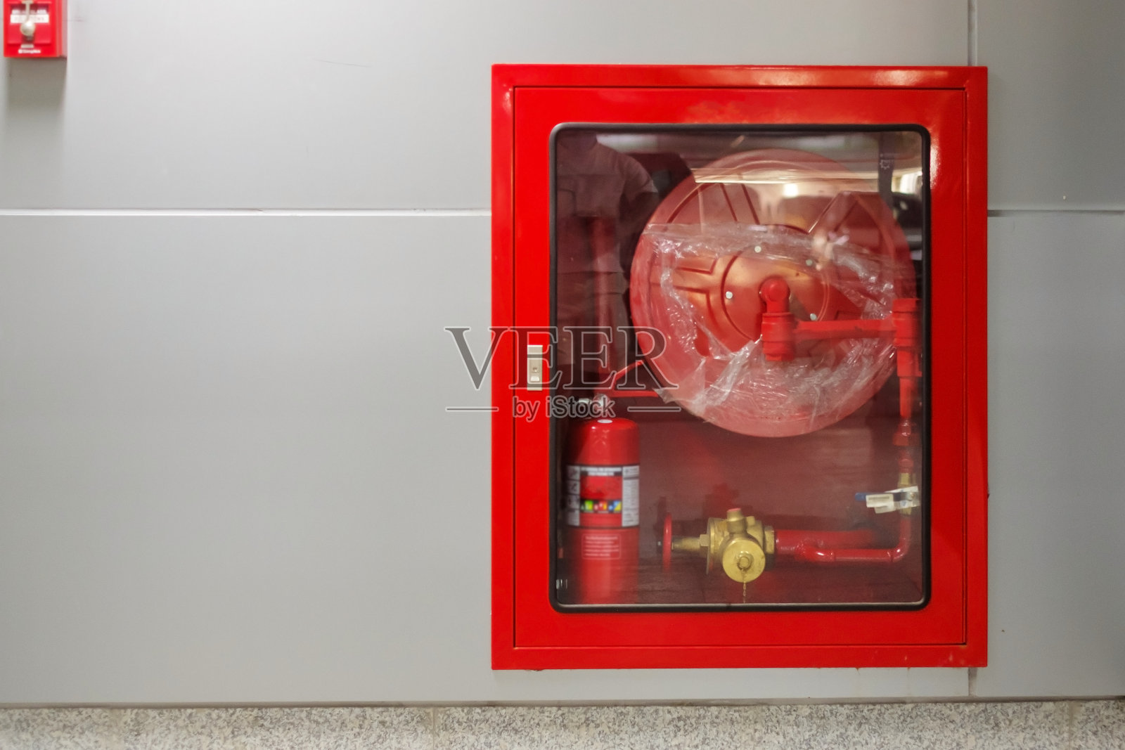 灭火器和水泵系统在墙面背景,强大的工业和住宅应急设备照片摄影图片