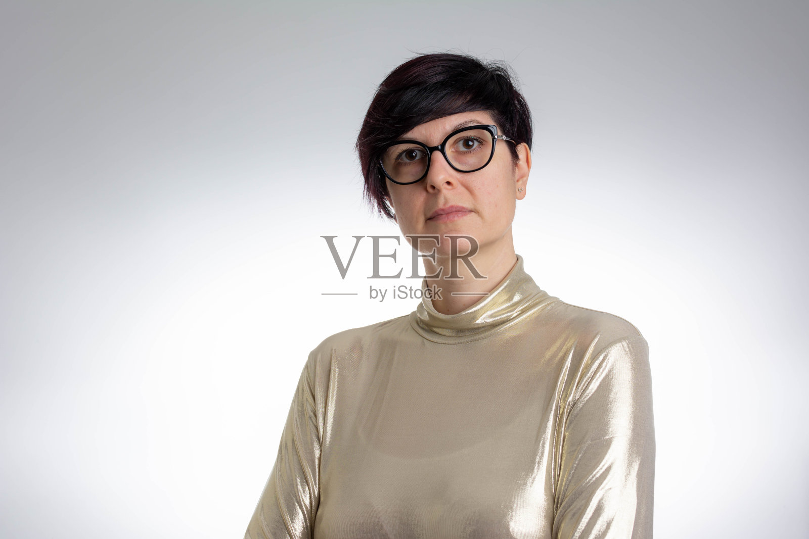 灰色背景下的自信女人照片摄影图片