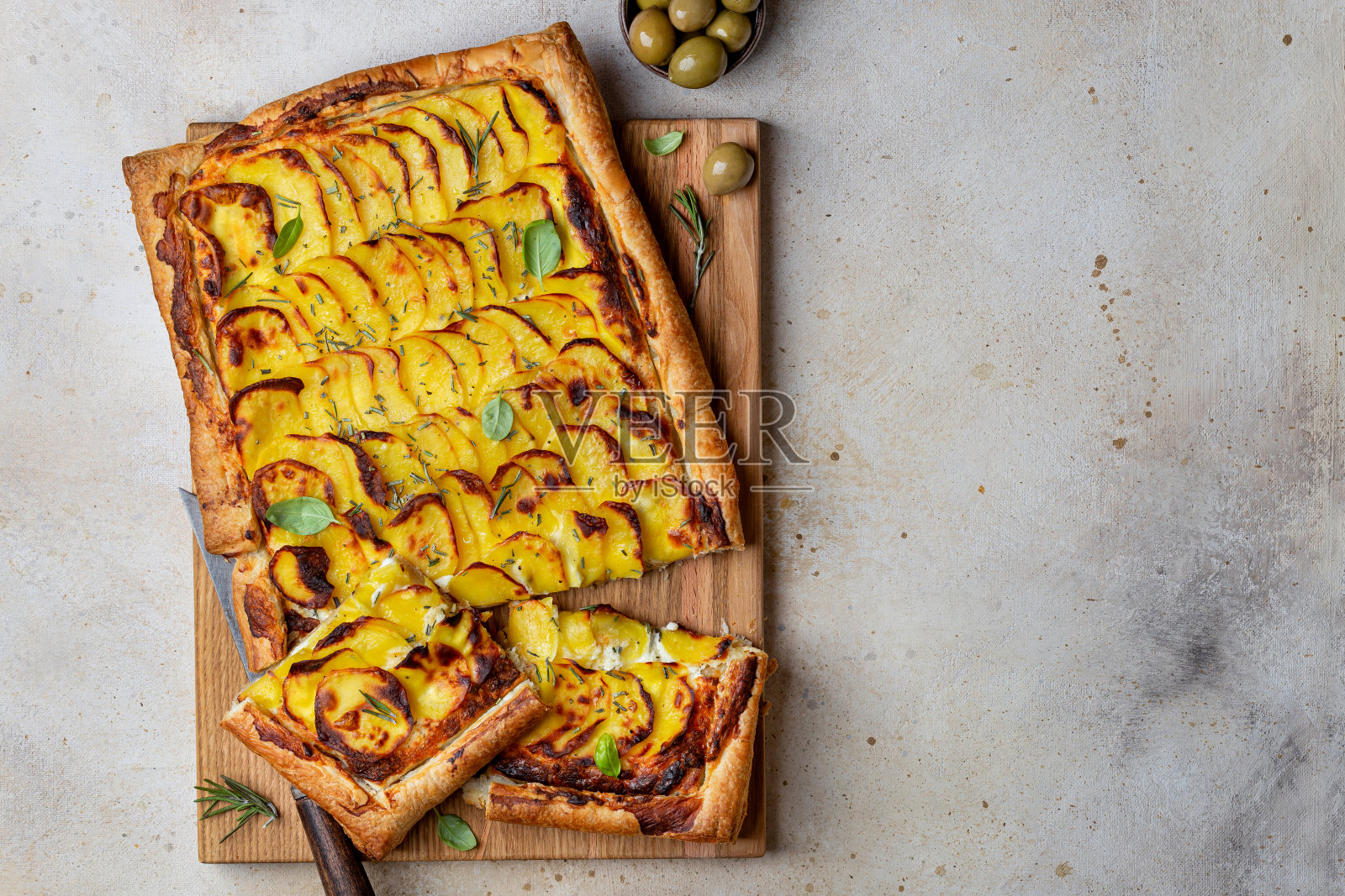 酥皮馅饼配土豆,奶油芝士和迷迭香照片摄影图片