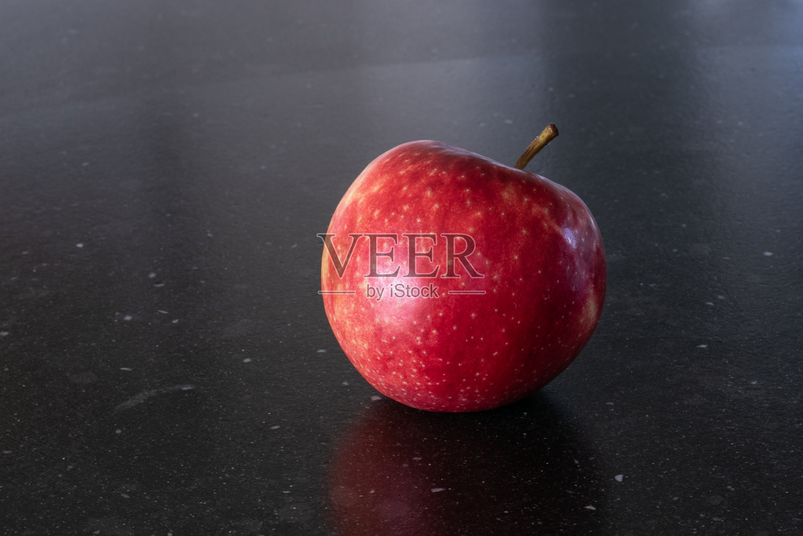 黑色桌子上的红苹果照片摄影图片