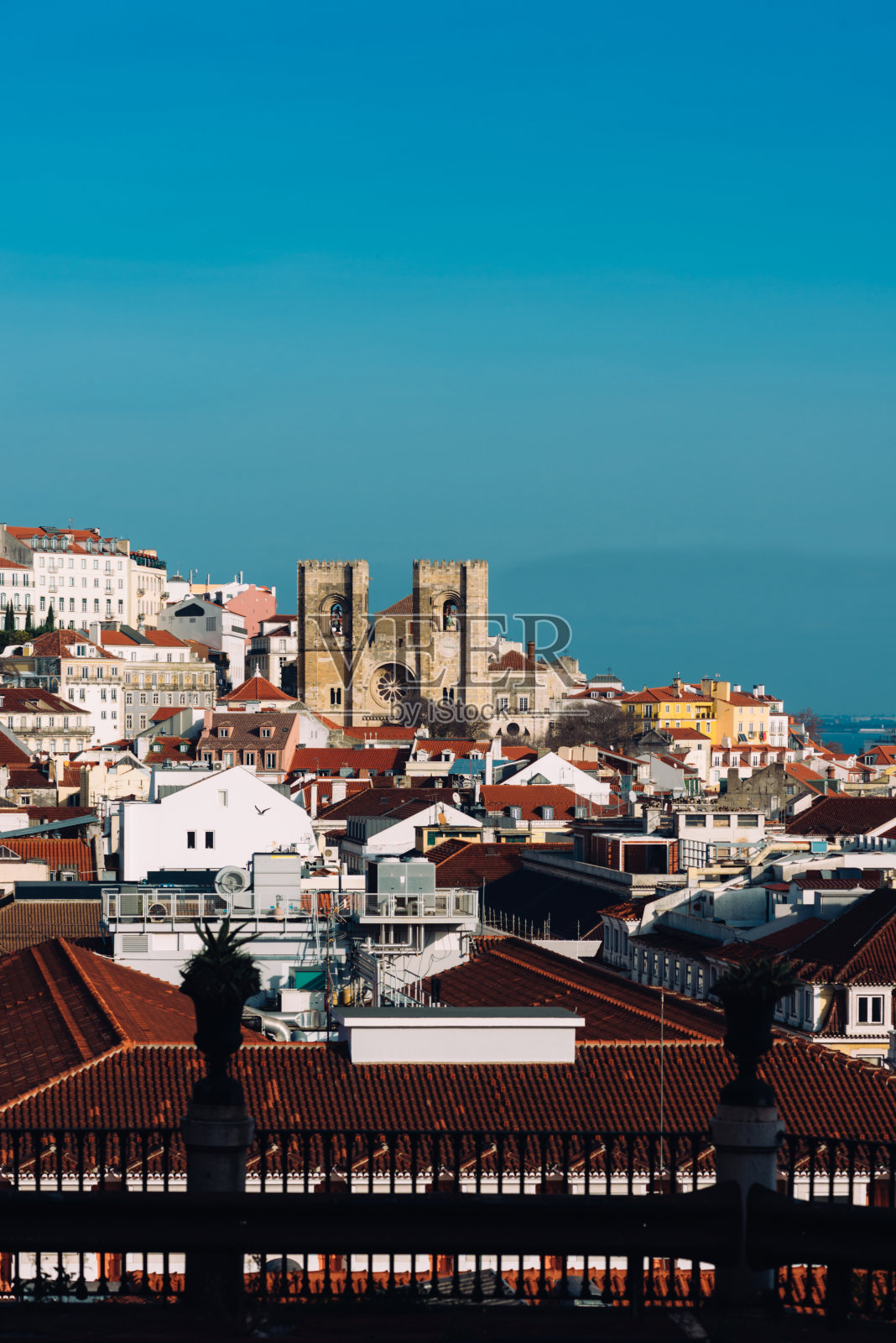 里斯本的贝萨区,包括标志性的Se大教堂,葡萄牙照片摄影图片