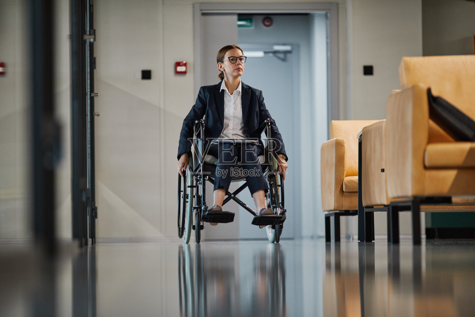 办公室使用轮椅的女性照片摄影图片