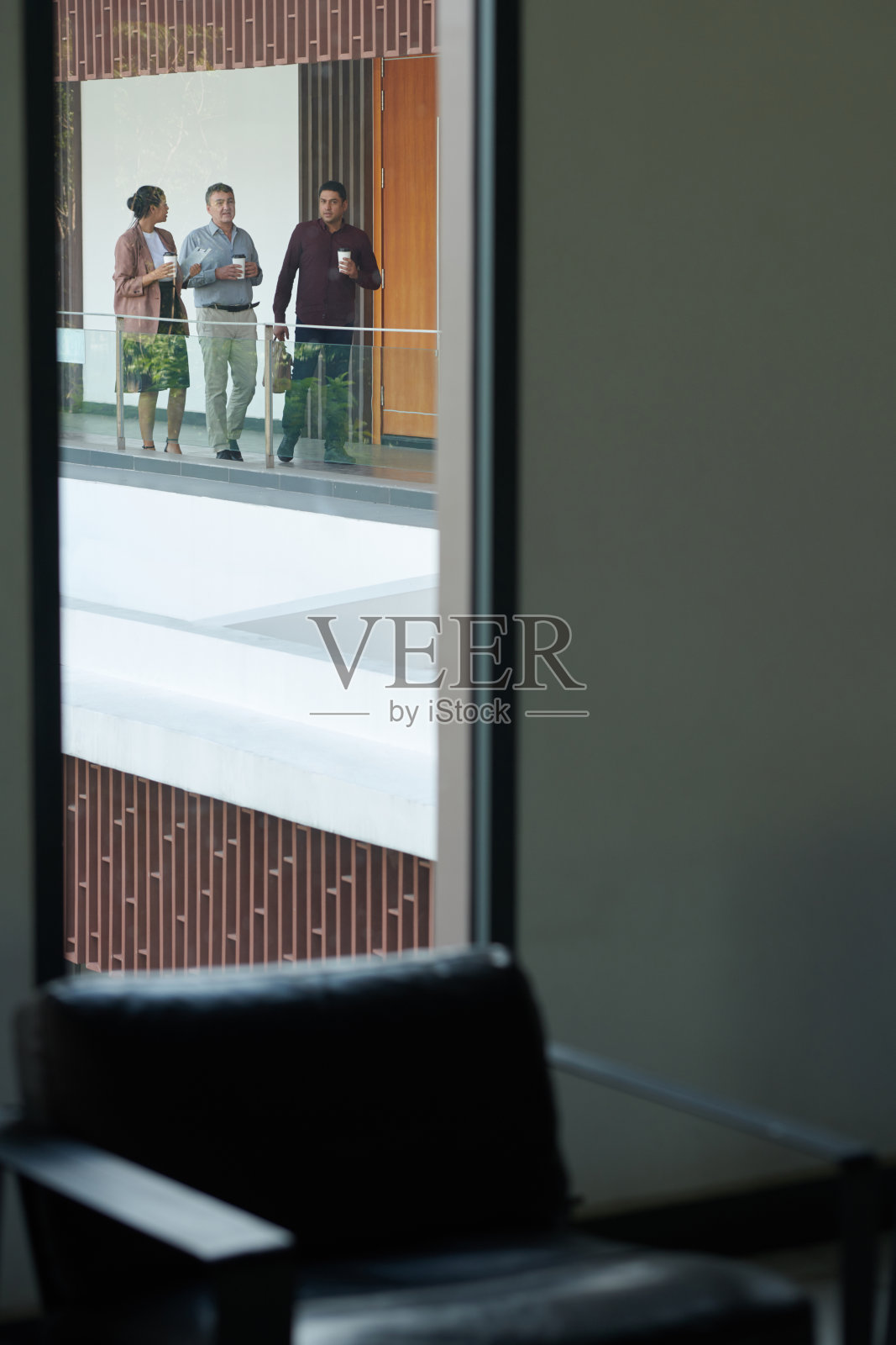 匆忙赶往会议的人们照片摄影图片