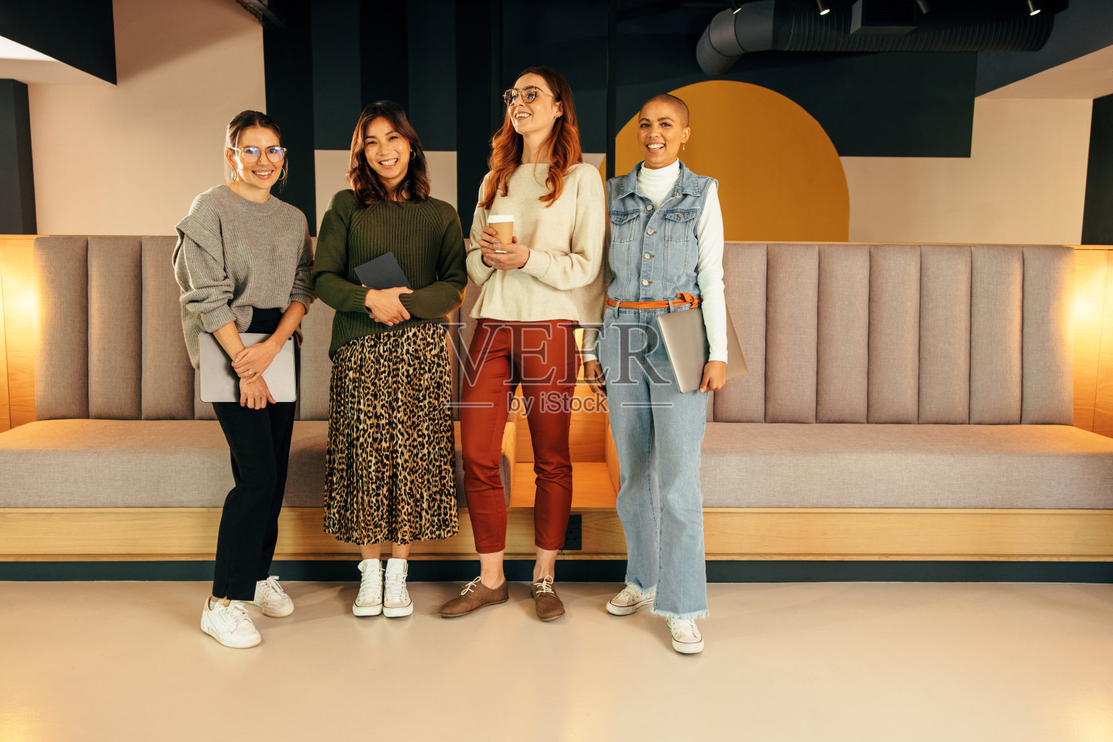 女企业家们一起站在办公室大厅里照片摄影图片