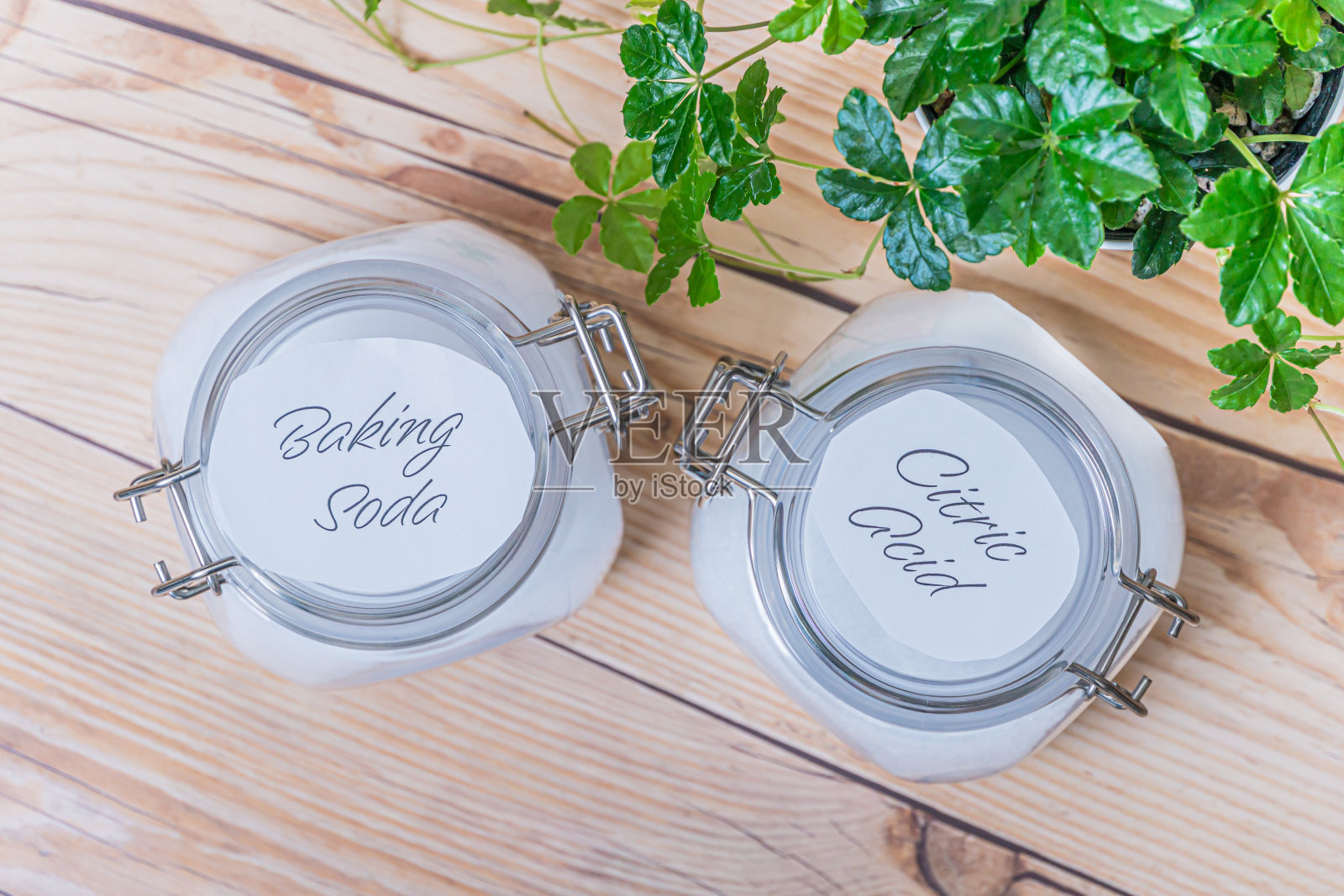 柠檬酸和小苏打在木制背景的容器中。照片摄影图片