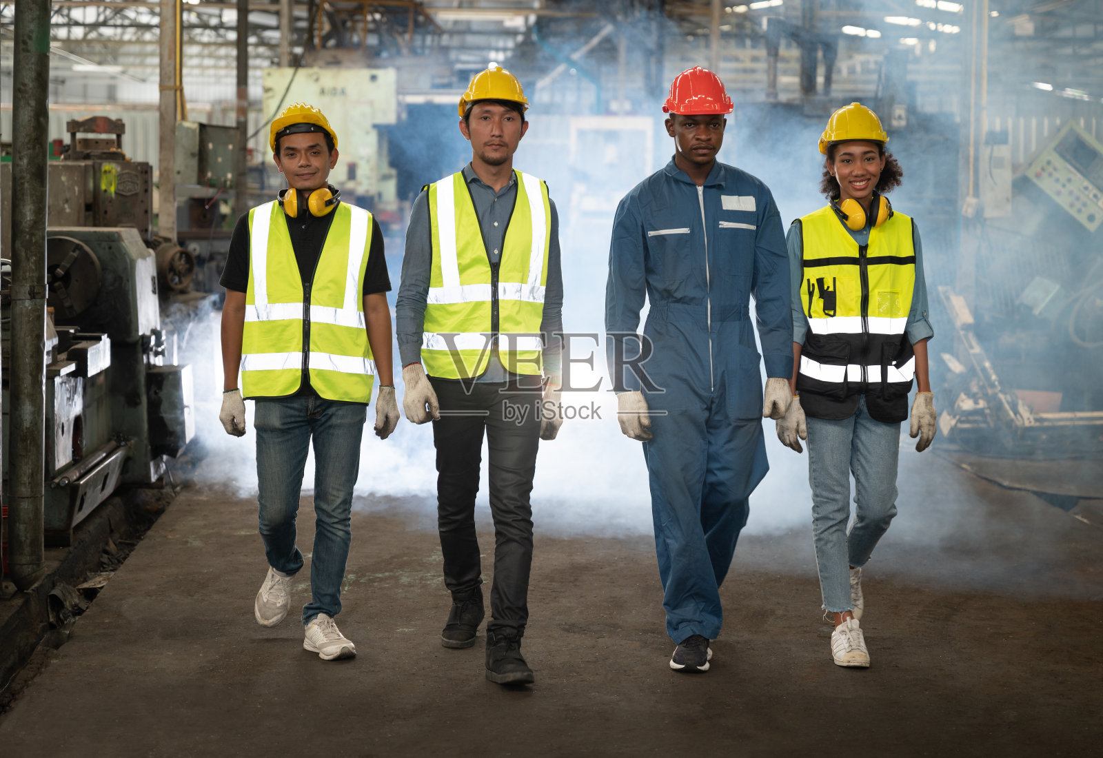 金属工厂的工程师和机械师团队照片摄影图片
