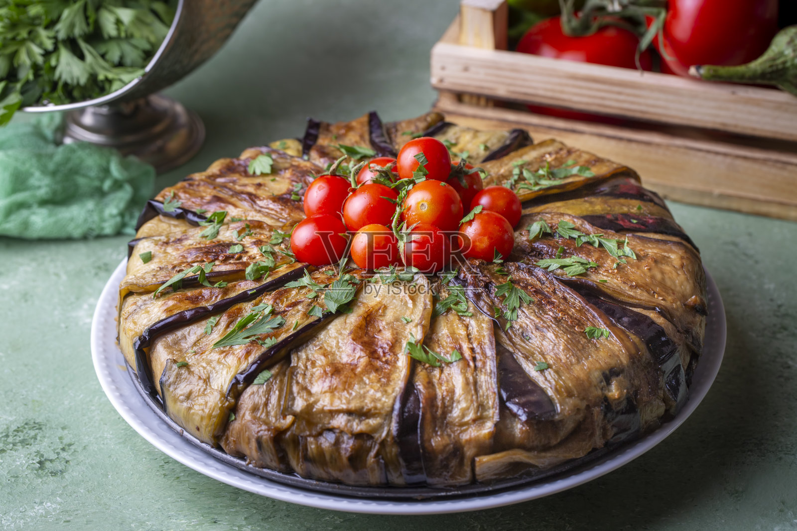 传统美味的土耳其菜,肉茄子菜(土耳其语名;patlican kapama)照片摄影图片