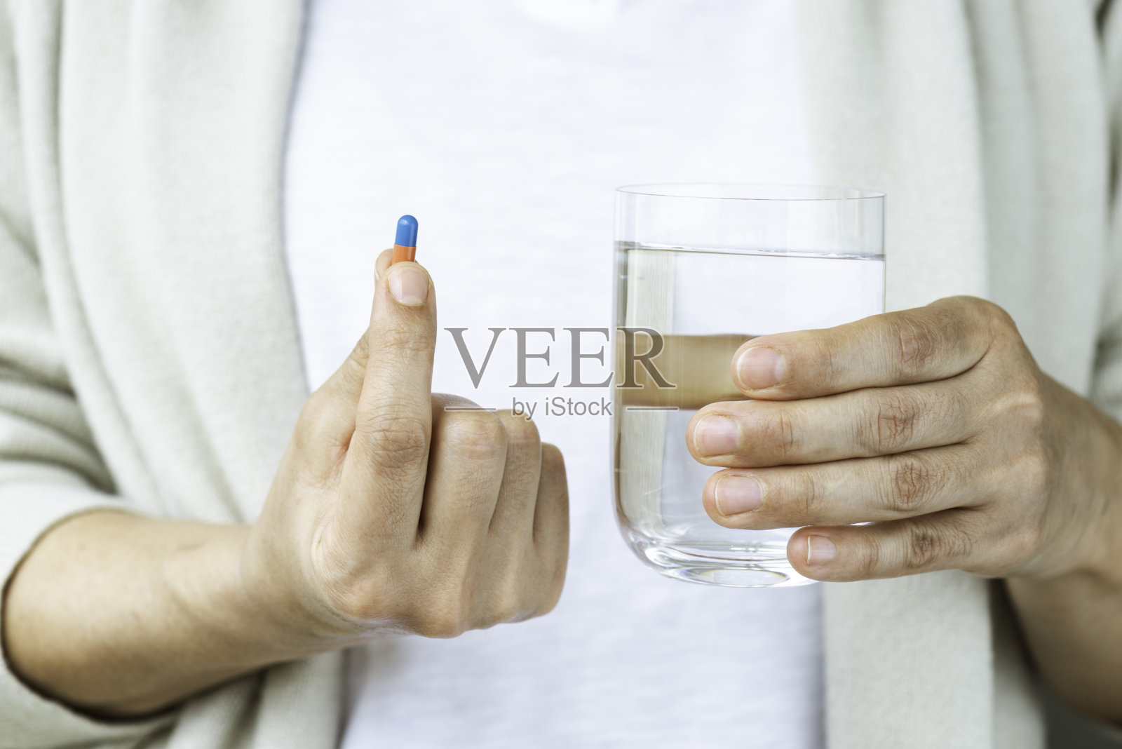 服药照片摄影图片