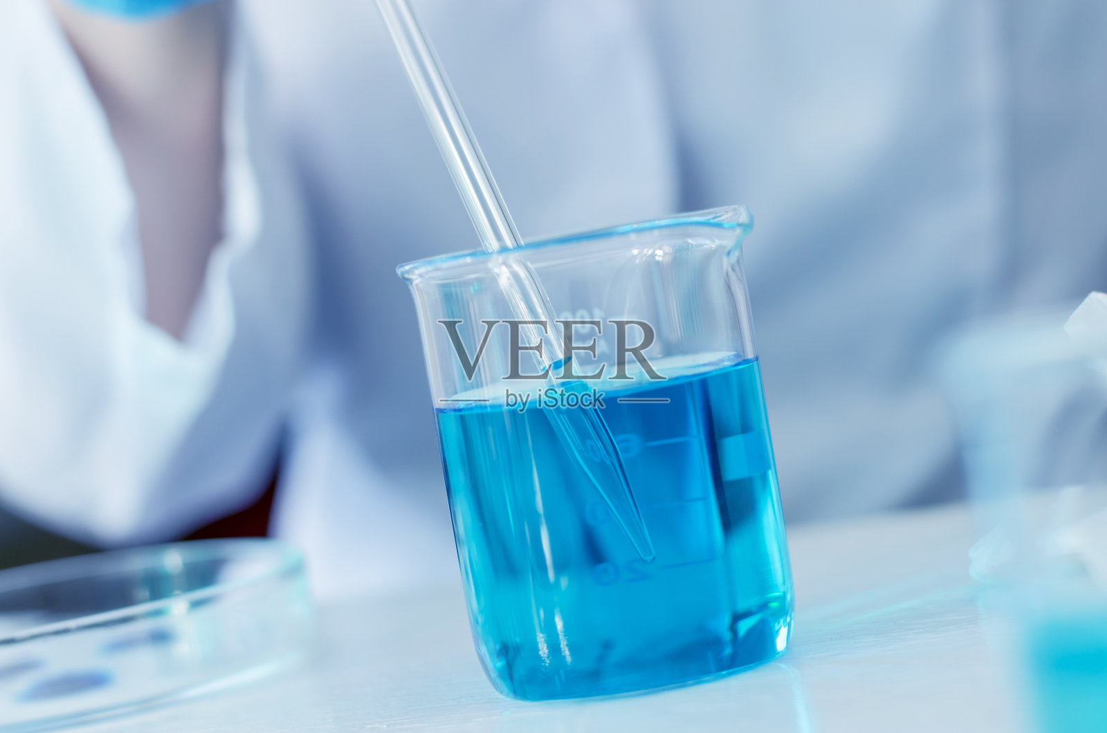 这位科学家在实验室里进行研究。临床试验和疫苗开发。手握实验室移液管的科学家照片摄影图片