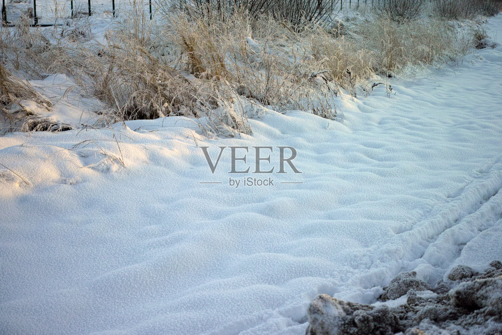 路边的脏雪照片摄影图片