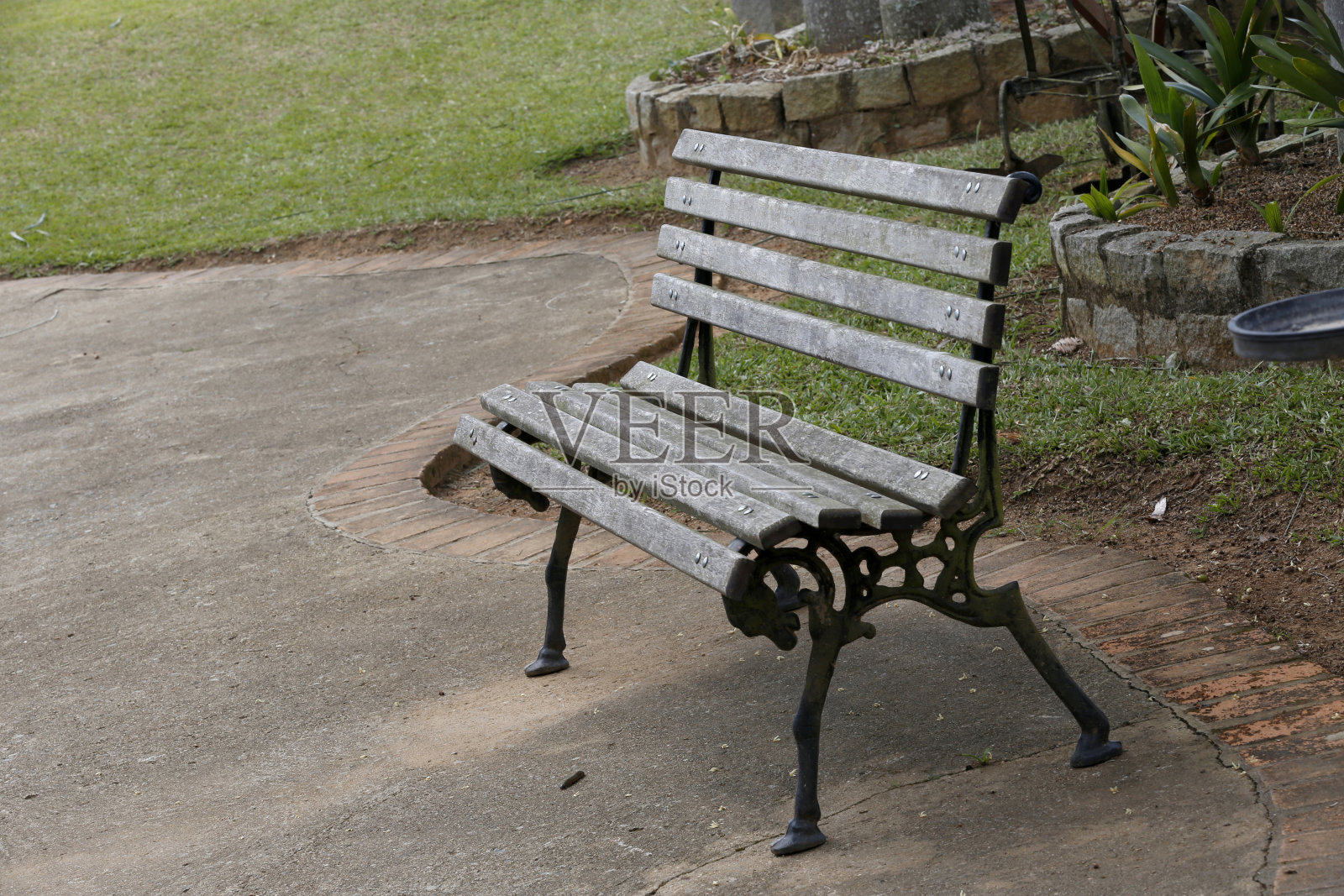 空板凳等着谁不来照片摄影图片