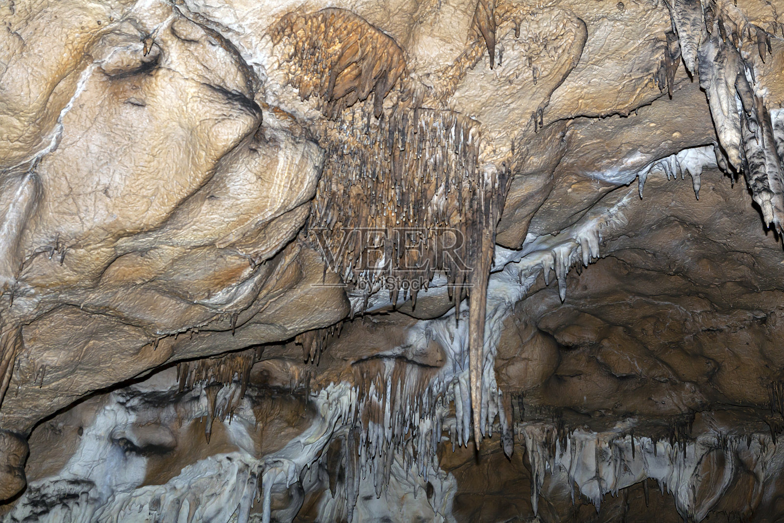 洞中有钟乳石和石笋“和缓”照片摄影图片