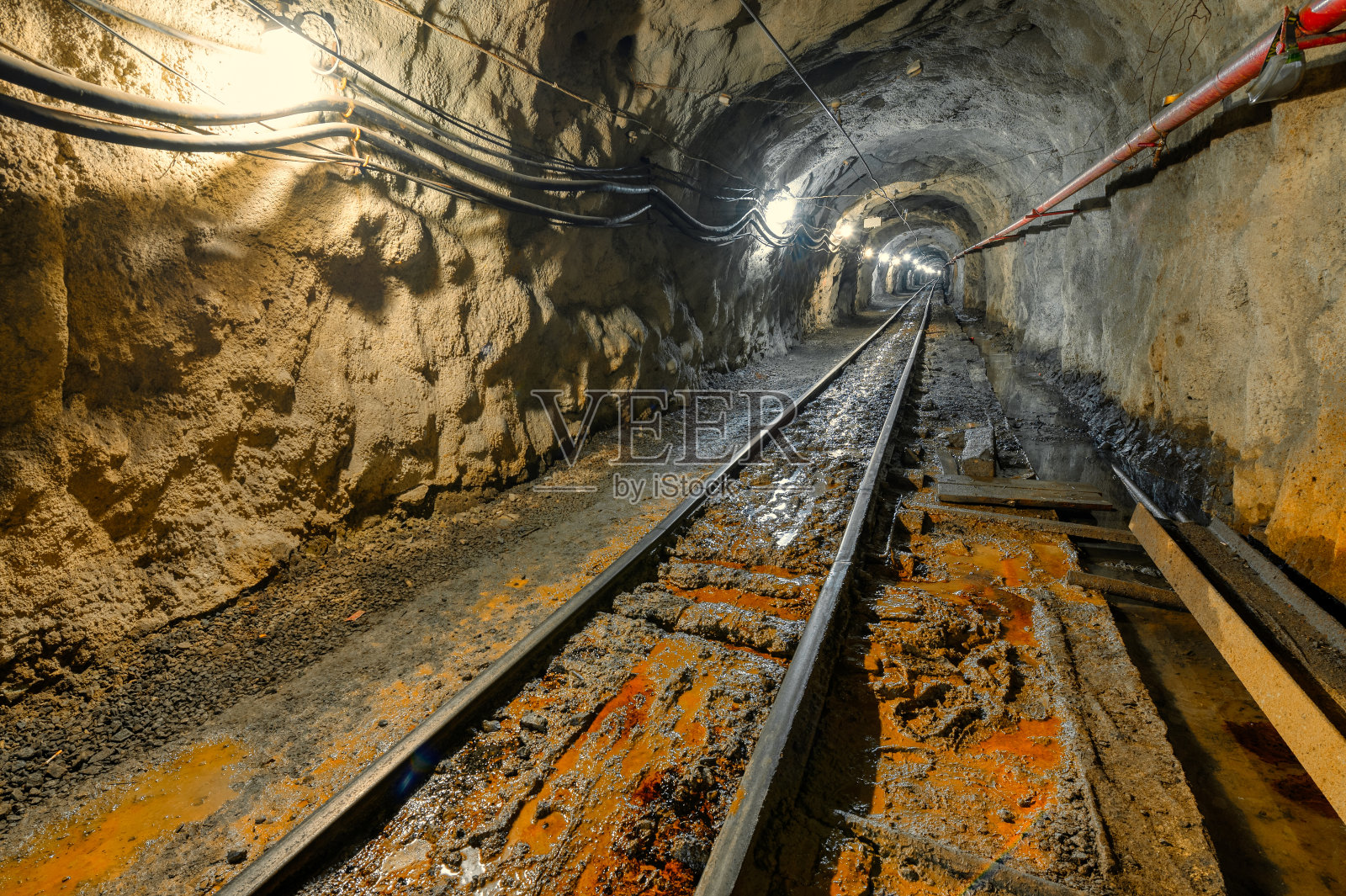 地下矿山。运输矿石的地下铁路。作为地下货运列车一部分的矿车照片摄影图片