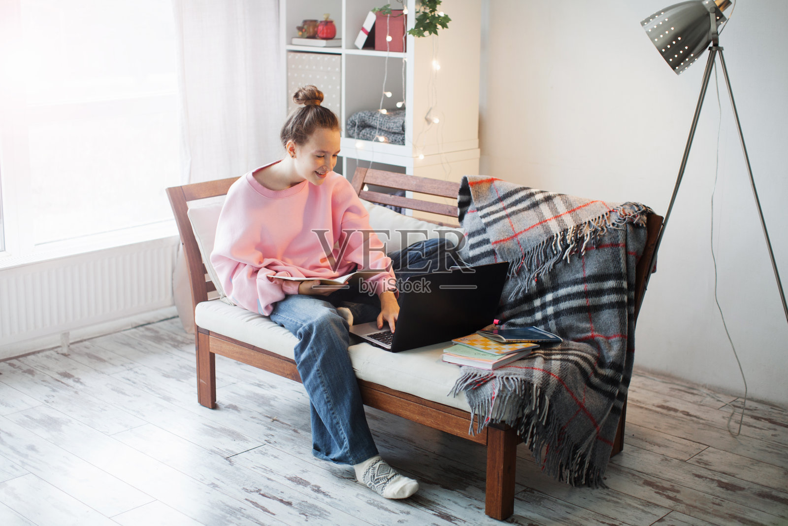 十几岁的女孩在家用笔记本电脑在线学习语言照片摄影图片