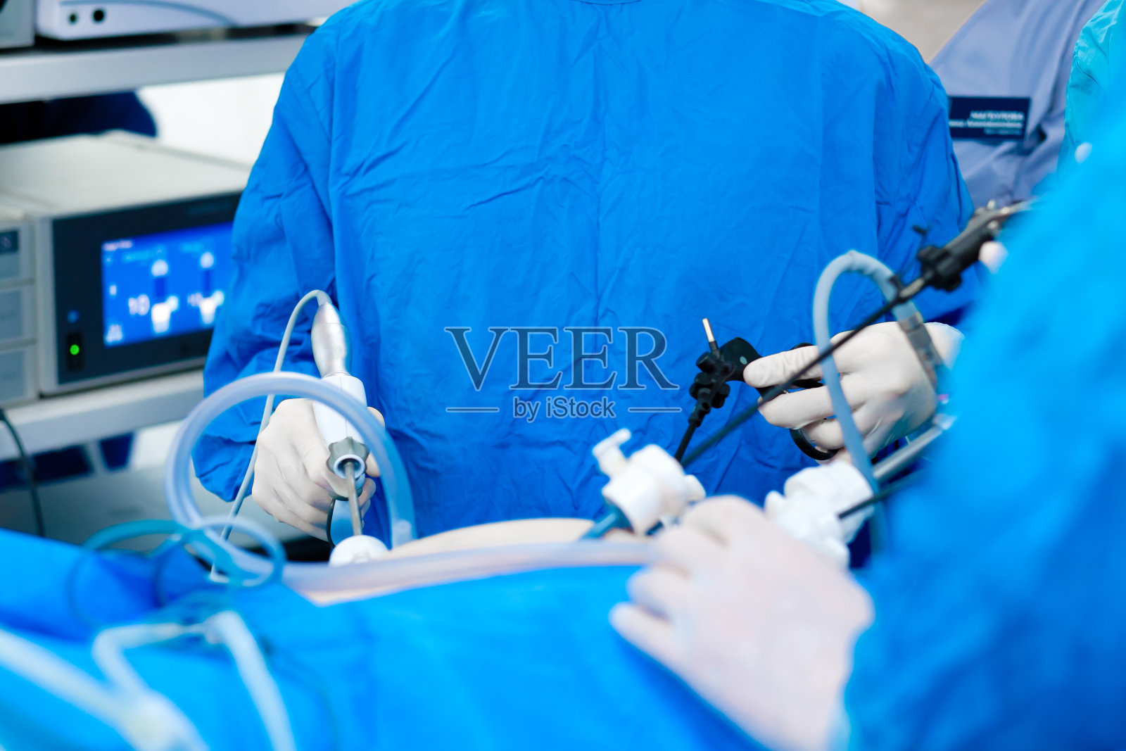 使用手术腹腔镜设备的外科医生的手。照片摄影图片