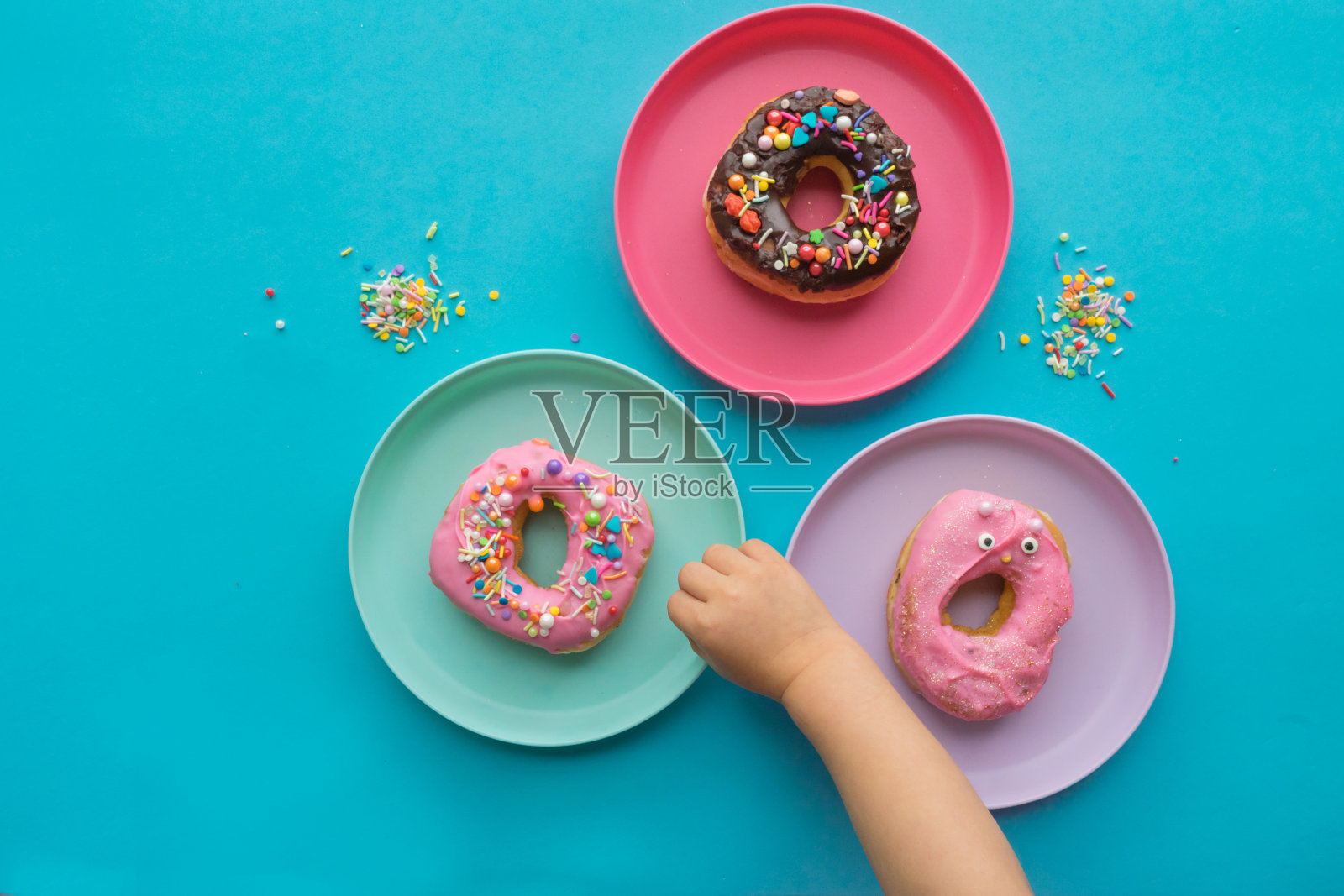 孩子装饰甜甜圈照片摄影图片