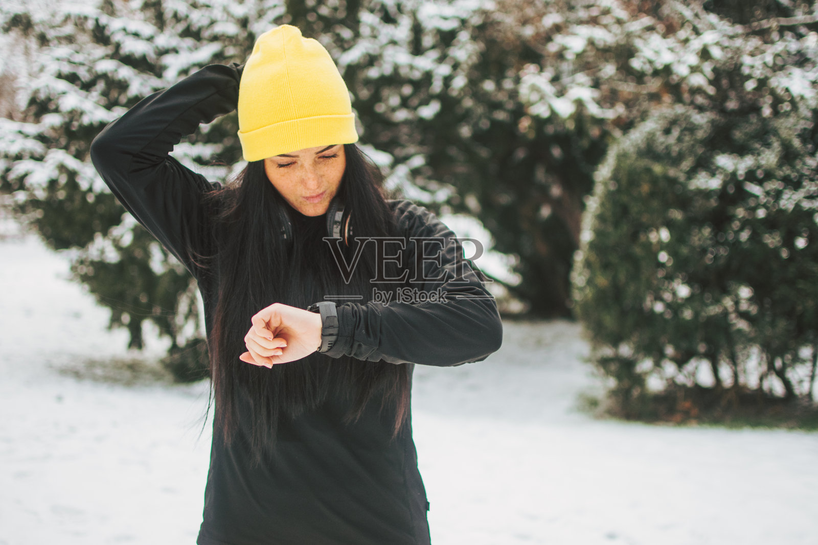 运动年轻女子检查时间后慢跑。照片摄影图片