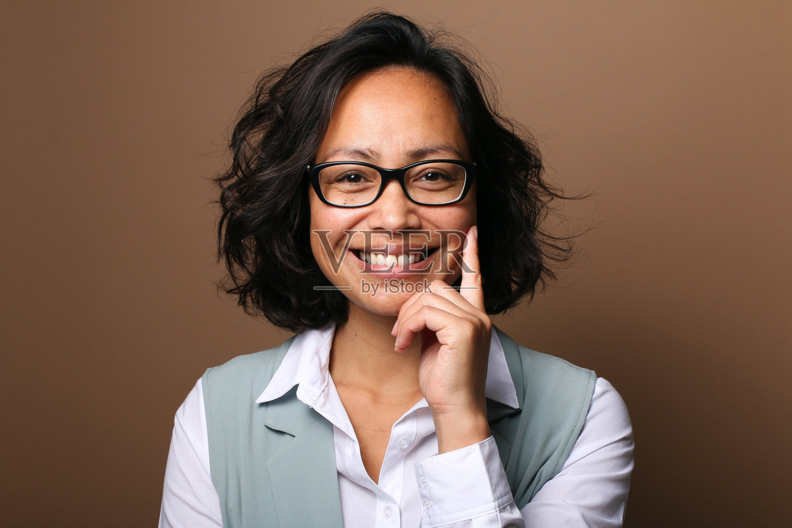 一个美丽快乐的女人的肖像照片摄影图片