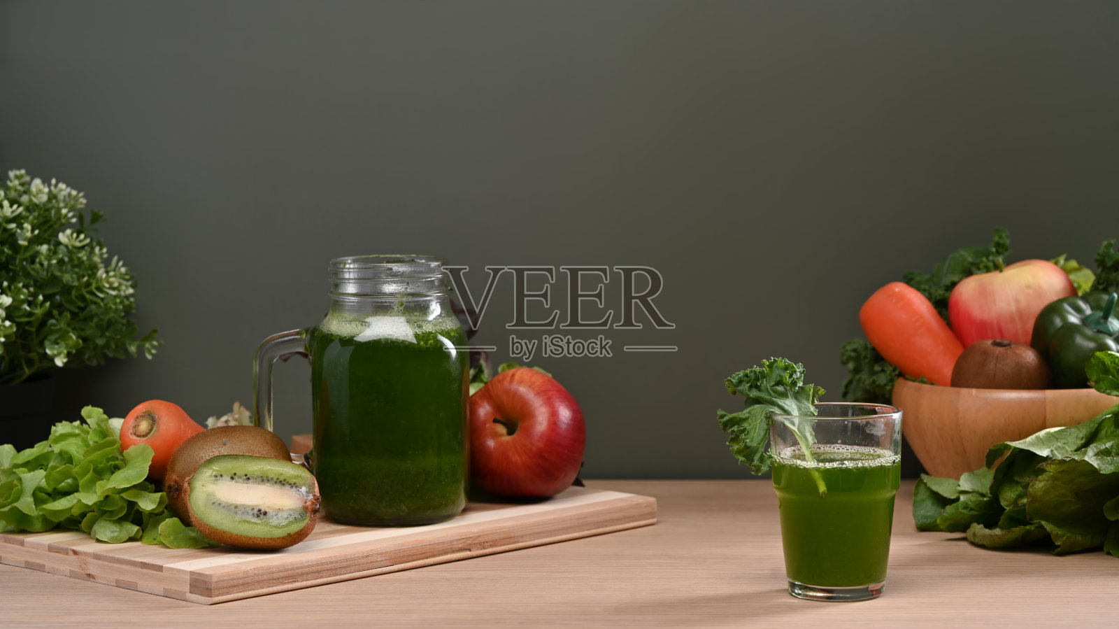 木桌上自制健康绿色蔬菜汁。照片摄影图片