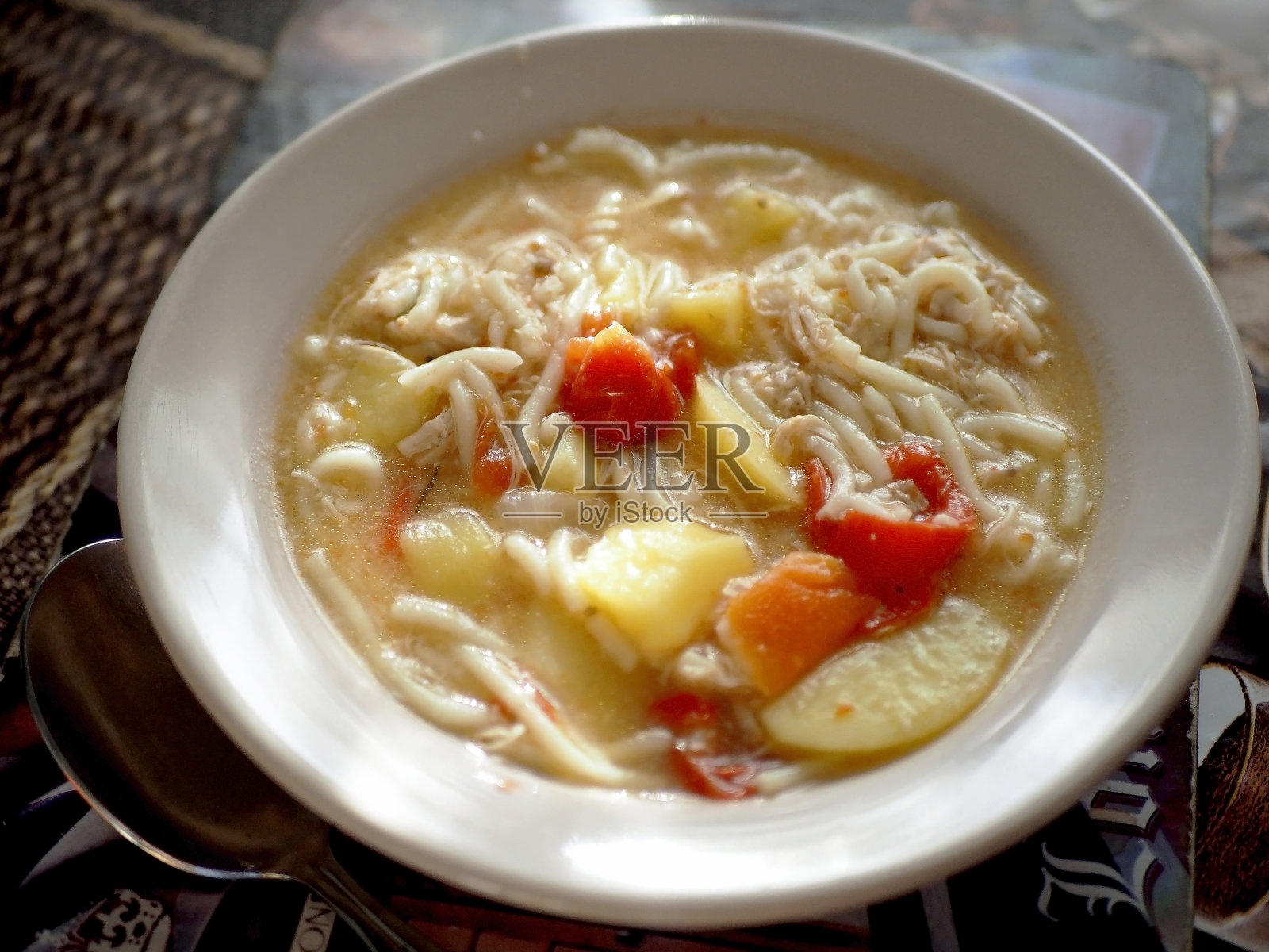 桌上有一盘汤面照片摄影图片