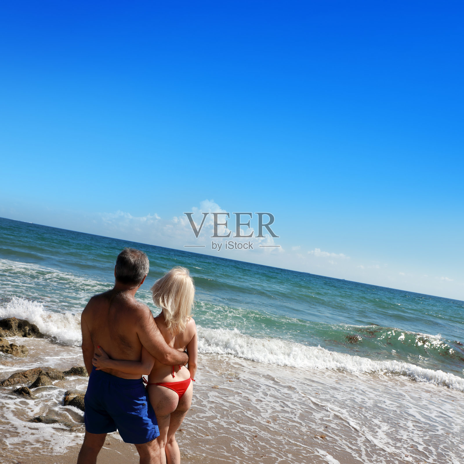 美丽快乐的男女夫妇享受新鲜的热带海滩假日照片摄影图片