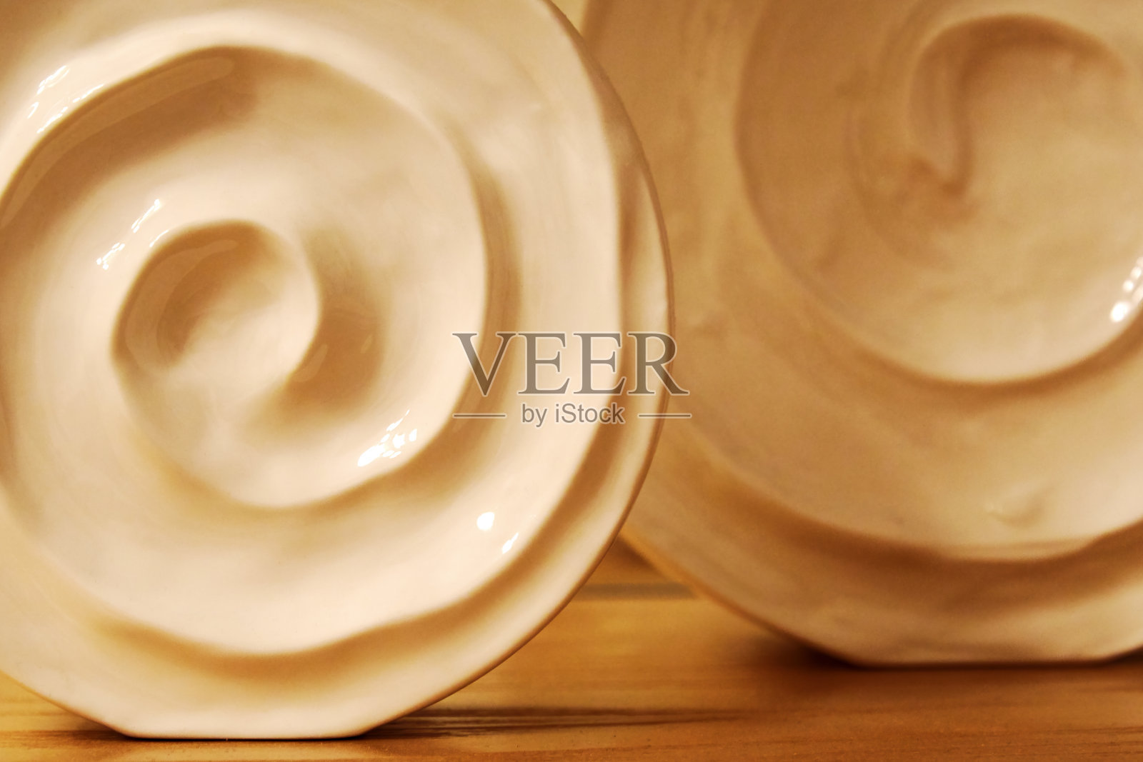 两个侧面有螺旋图案的白色陶瓷花瓶照片摄影图片