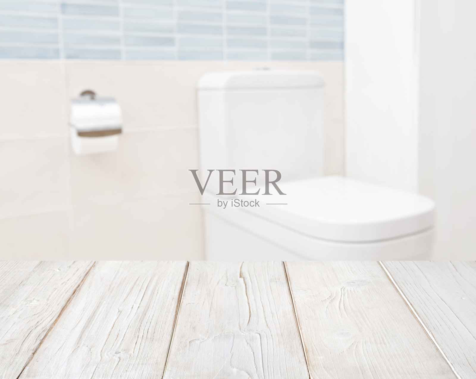 木制桌子的产品展示在模糊的马桶盖背景照片摄影图片