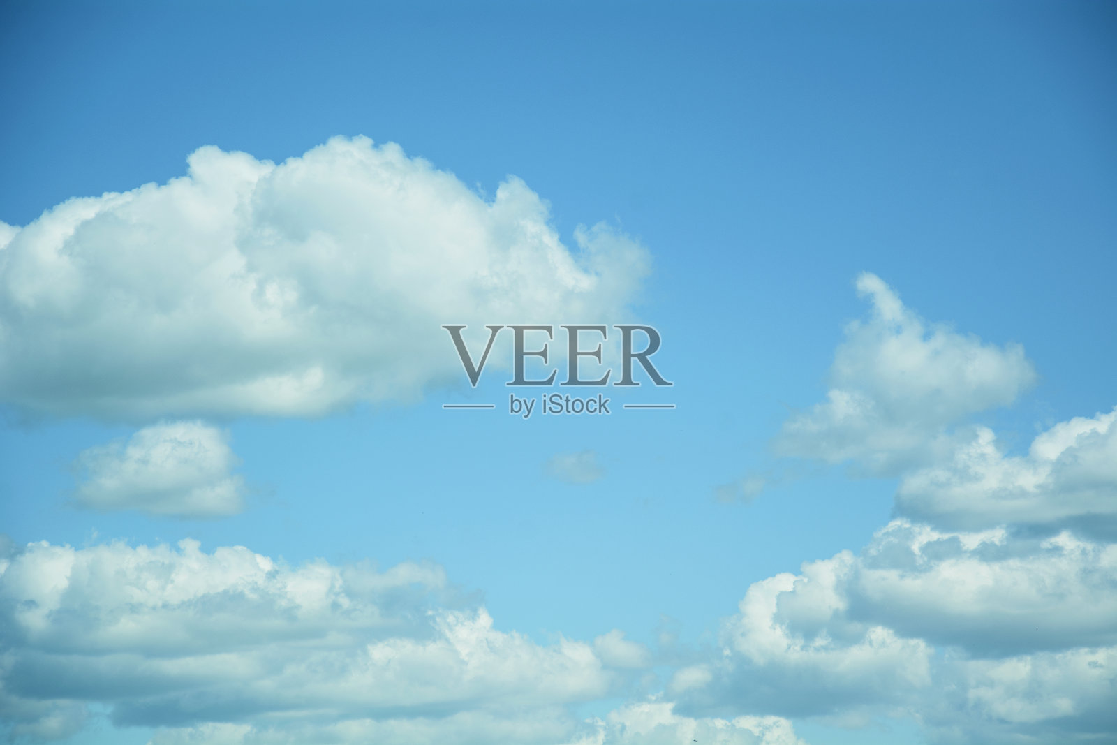 美丽的蓝色明亮的天空和大云层照片摄影图片