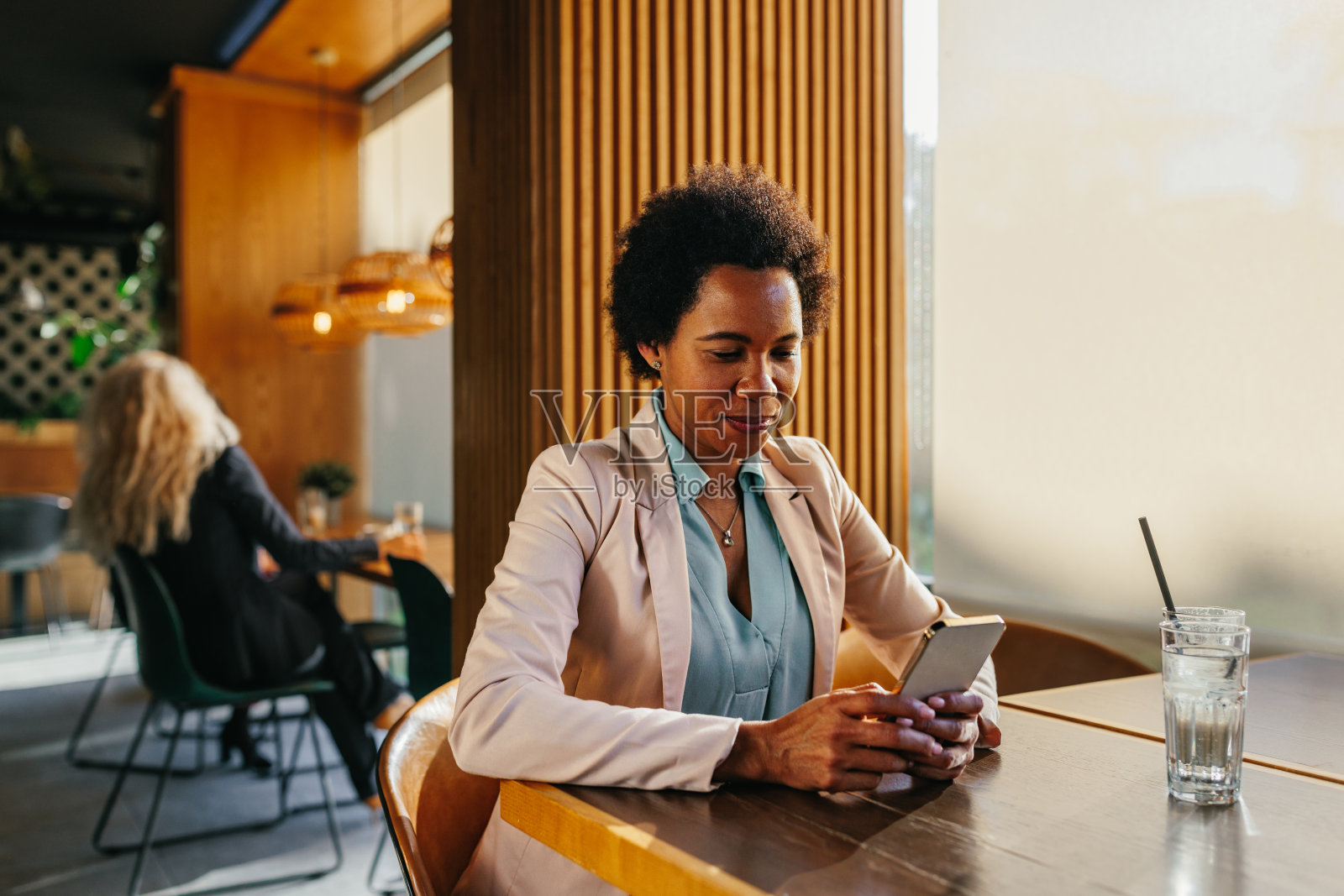 女商人在咖啡店等咖啡时用电话照片摄影图片